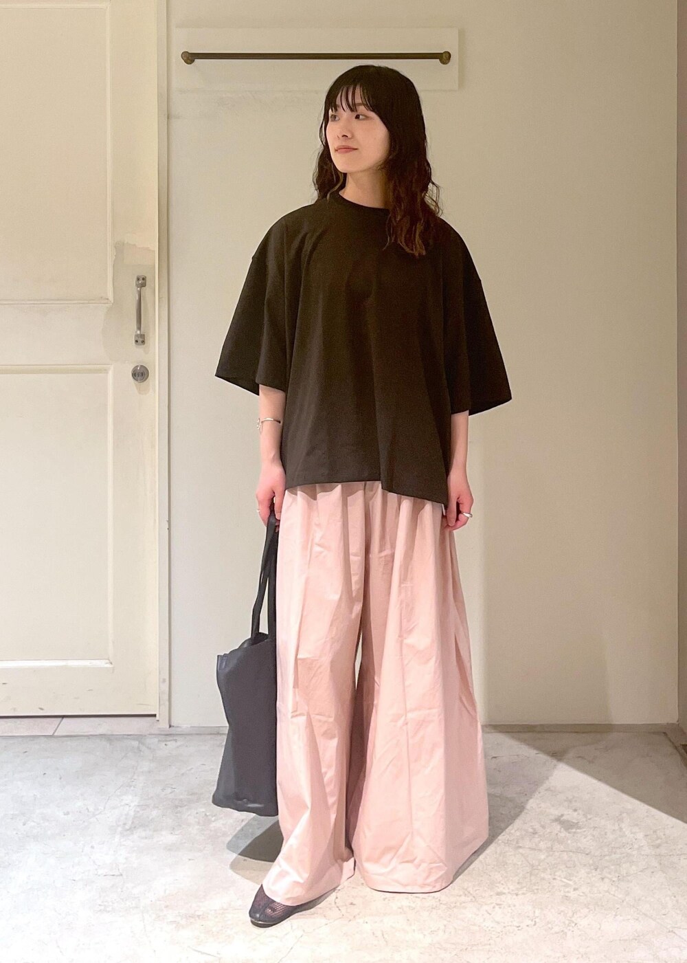 「Baserange、PIN TEE SHIRT、オーバーサイズ、ブラウン、CABLE PANTS、REMME、Morphee、春コーデ、初夏コーデ、夏コーデ、デートコーデ、お出かけコーデ、旅行コーデ、アウトドアコーデ、推し活コーデ」｜「REMMEの【REMME(レメ)】メッシュフラットシューズ（パンプス、ブラック系）」を使った、michiruさん（レディース・156cm）の春コーディネートの4枚目の写真