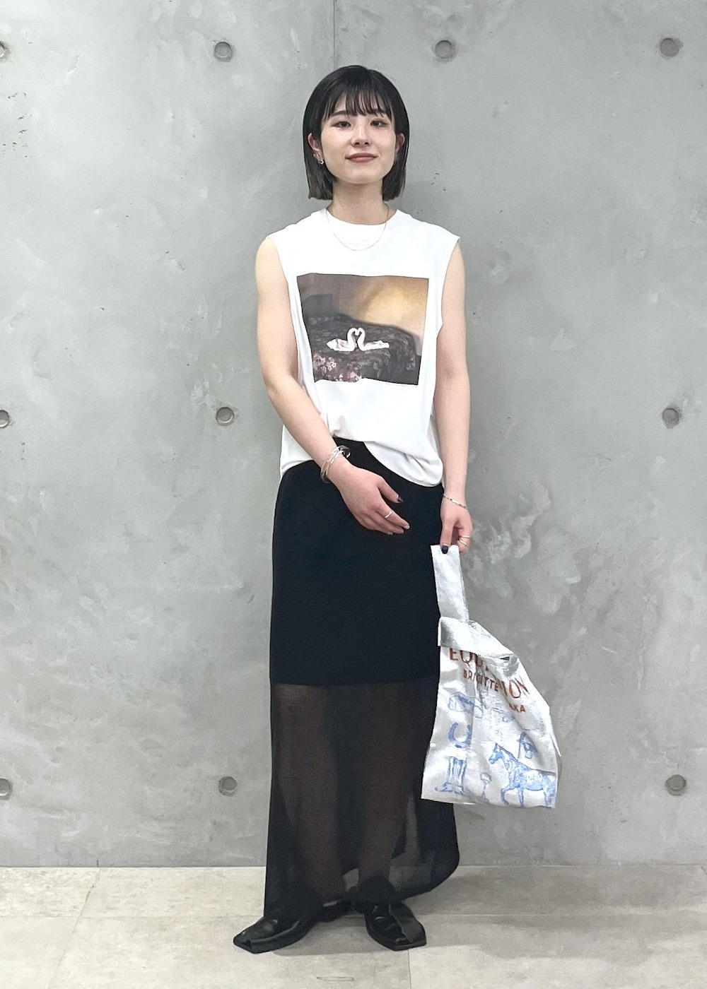 「Alec Soth、Tシャツ、シアー、Gabriela Coll Garments、BRIGITTE TANAKA × SALON、BRIGITTE TANAKA、ブリジットタナカ、シルバー、トートバッグ、ブラック、ホワイト、プルオーバー、ノースリーブ、スカート、タイトスカート」｜「SALON adam et rope'のシアーナローニットスカート【洗える】（スカート、ブラック系）」を使った、michiruさん（レディース・156cm）の春コーディネートの2枚目の写真