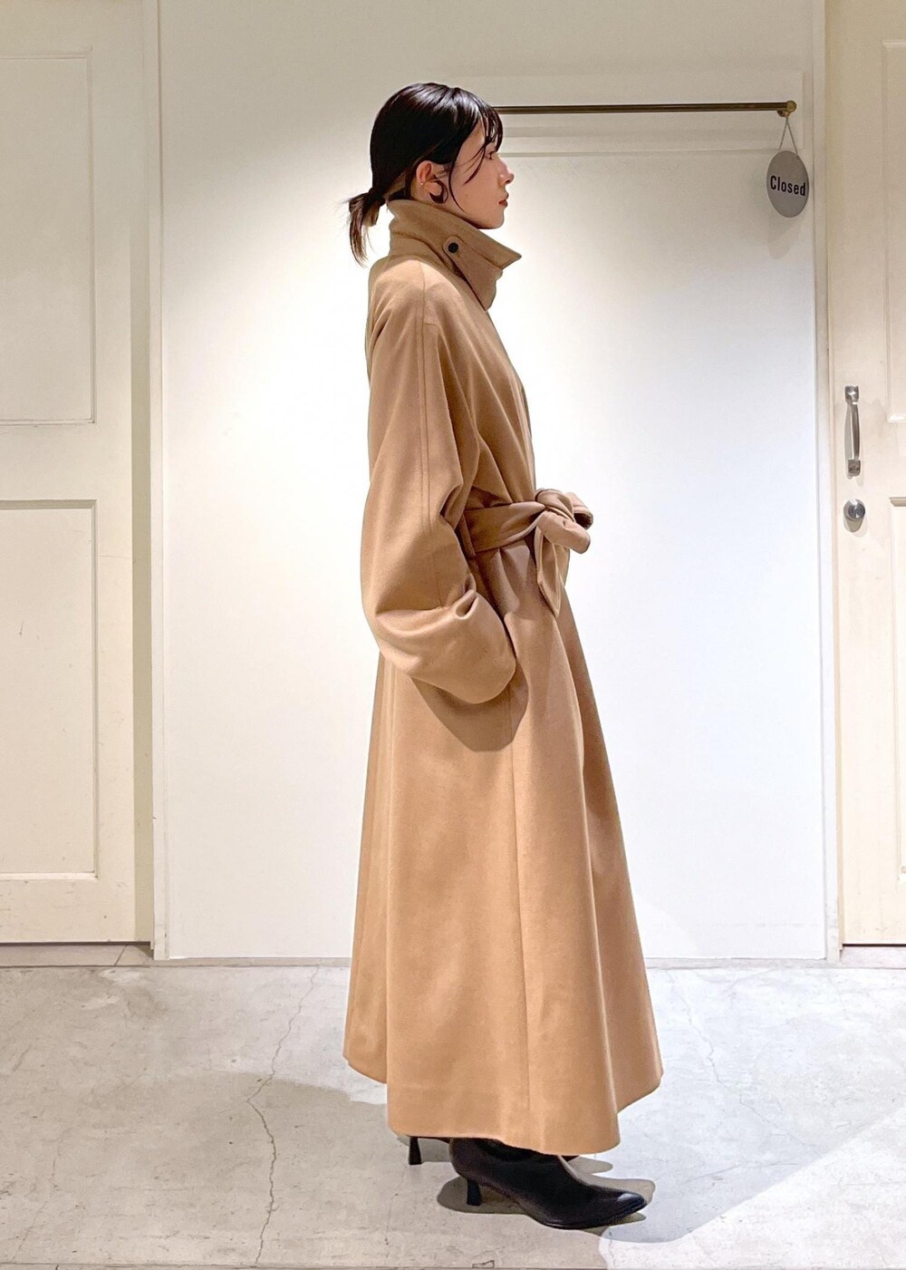 「PURE CASHMERE、カシミヤ、ロングコート、アウター、オーバーサイズ、ベージュ、Smile Cotton、スマイルコットン、タートルネック、Tシャツ、インナー、ブラック、helen Moore、ファーバッグ、ミニバッグ」｜「HELEN MOOREの【helen Moore】Detachable Gold（ハンドバッグ、ブラウン系）」を使った、michiruさん（レディース・156cm）の秋コーディネートの7枚目の写真