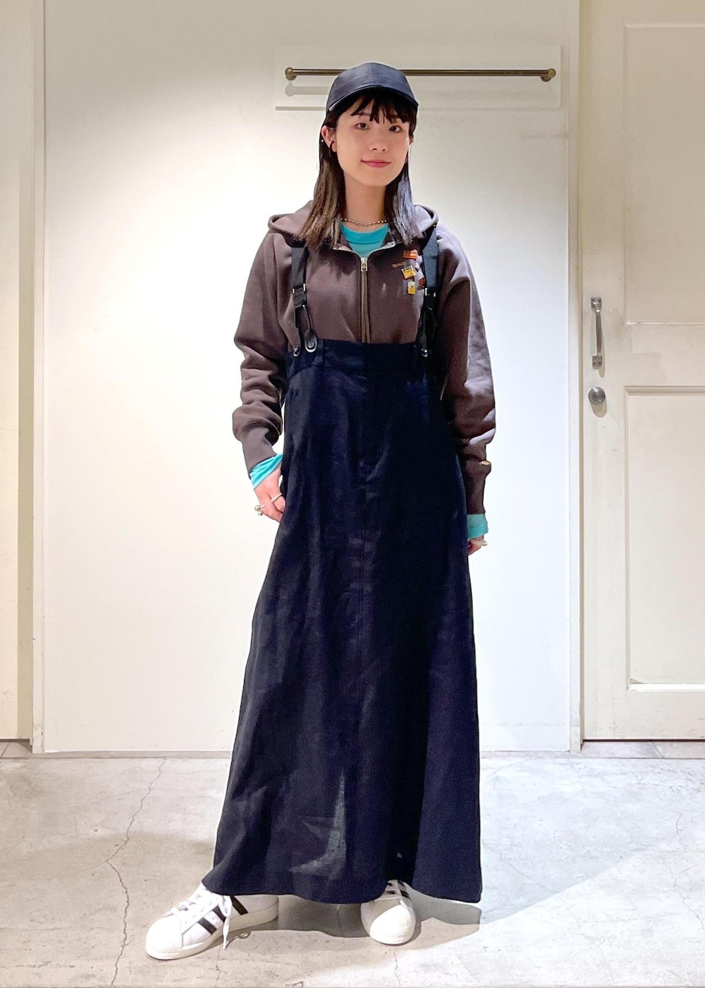 「アズマ裏毛、クロップド丈、カーキ、Baserange、Tシャツ、ブルー、トラペーズライン、ヨーロピアンフラックス、リネン、サスペンダー、ブラック、WEB限定、adidas、SUPERSTAR82、ホワイト」|「AMERICANAの【Americana(アメリカーナ) for SALON】別注CAP(キャップ、ブラック系)」を使った、michiruさん(レディース・156cm)の冬コーディネートの4枚目の写真