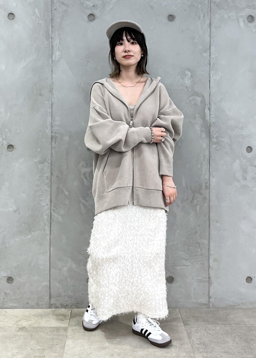 「creamycotton、クリーミーコットン、オーガニックコットン、ダブルジップ、adidas、SAMBA OG、デザインtops、アディダス、ジャガード、ナロースカート、WEB限定、ベージュ、オーバーサイズ、ホワイト、スカート」|「SALON adam et rope'のブラパッド付タンクトップ-CreamyCotton /クリーミーコットン-(タンクトップ、ベージュ系)」を使った、michiruさん(レディース・156cm)の夏コーディネートの5枚目の写真