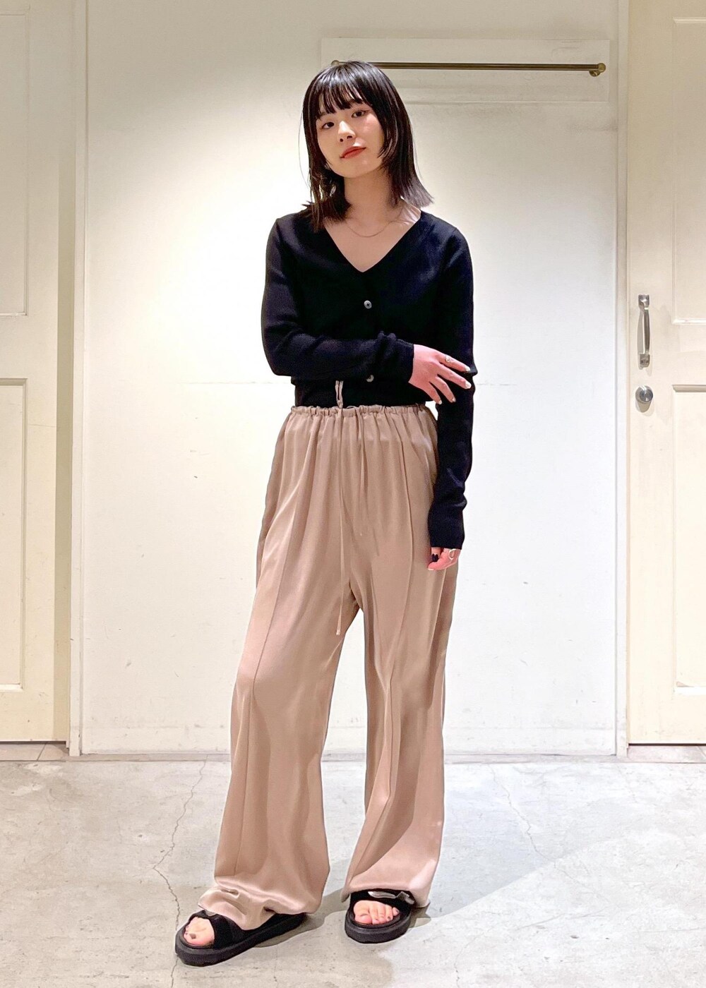 「24SS春の新作、ウォッシャブルシルク、キャミソール、GENTLE SILK、ジェントルシルク、イージーパンツ、ピンクベージュ、MOHI、クリアバッグ、3way、BAGMATI、バグマティ、ハンドバッグ、カゴバッグ、ブラック」｜「SALON adam et rope'のウォッシャブルシルクイージーパンツ【セットアップ対応】（その他パンツ、イエロー系）」を使った、michiruさん（レディース・156cm）の冬コーディネートの8枚目の写真