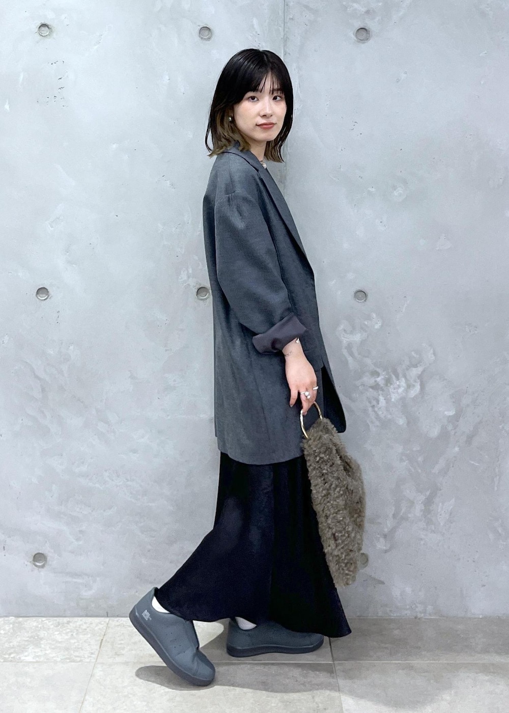 「フラノ、チャコール、サテン、シャイニー、helen Moore、ボア、ブラウン、スニーカー、ブラック、トートバッグ、ジャケット、オーバーサイズ、セットアップ、フレア、フレアスカート」｜「SALON adam et rope'のシャイニーサテンフレアスカート（スカート、ブラック系）」を使った、michiruさん（レディース・156cm）の秋コーディネートの5枚目の写真