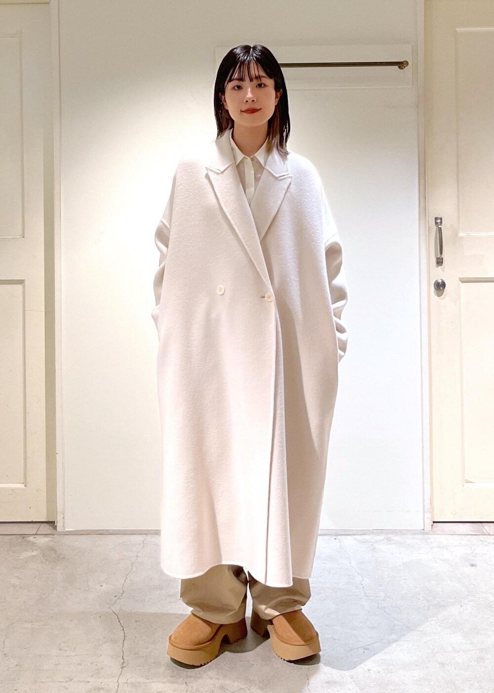 「ピュアラムウール、ロングコート、アウター、ホワイト、ウール、シアー、シャツ、オーバーサイズ、カービーパンツ、ベージュ、UGG、アグ、厚底ブーツ、レザー、初冬コーデ」｜「SALON adam et rope'の[追加]コットンリブカップ付きVネックキャミソール2（キャミソール、ホワイト系）」を使った、michiruさん（レディース・156cm）の秋コーディネートの3枚目の写真