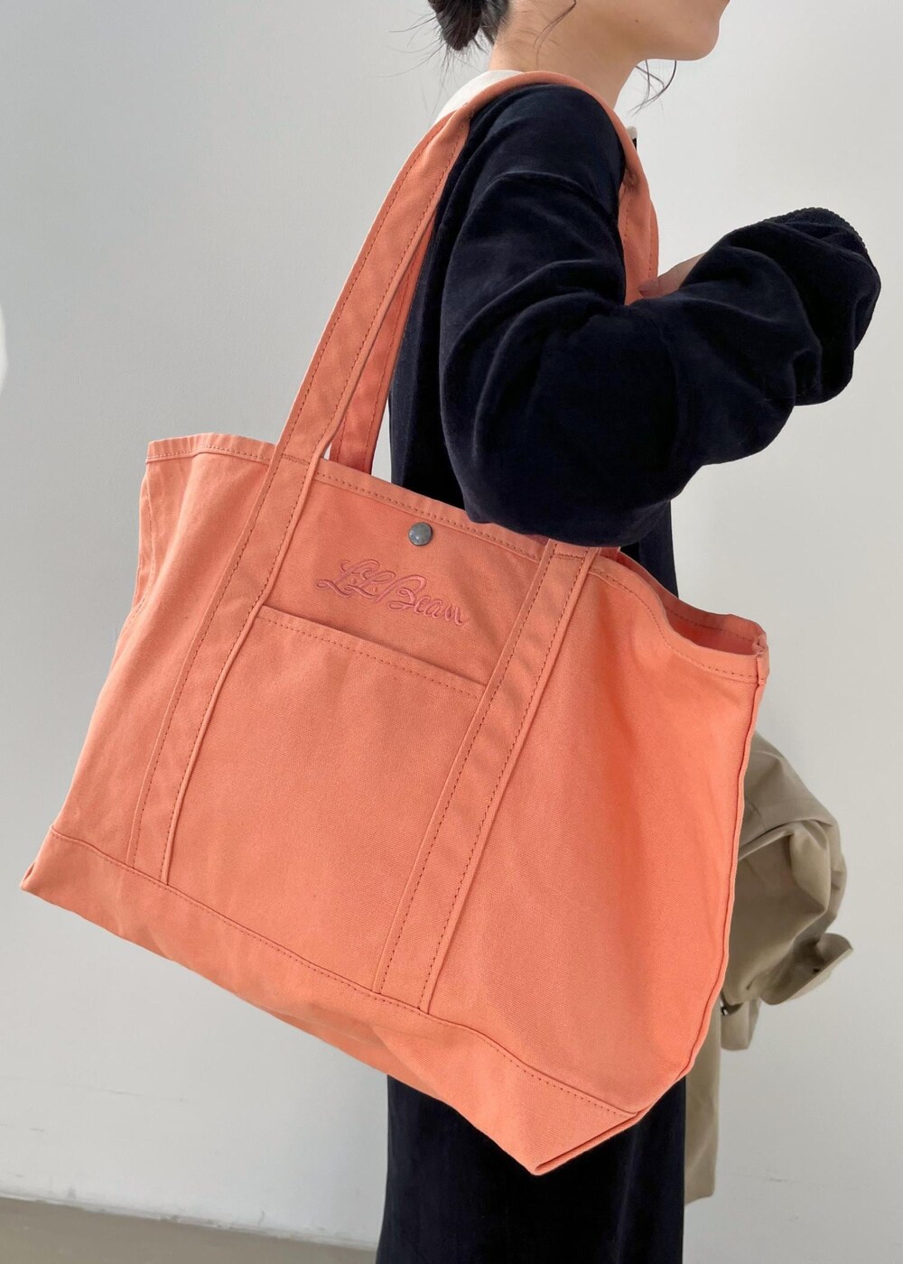 「コート、アウター、ステンカラー、テントシルエット、ベージュ、CreamyCotton、クリーミーコットン、ブラック、extreme cashmere、カシミヤ、チューブトップ、MARTINIANO、L.L.Bean for SALON、マザーズバッグ、ピンク」｜「SALON adam et rope'のポロワンピース-CreamyCotton /クリーミーコットン-（ワンピース、ブラック系）」を使った、michiruさん（レディース・156cm）の冬コーディネートの5枚目の写真