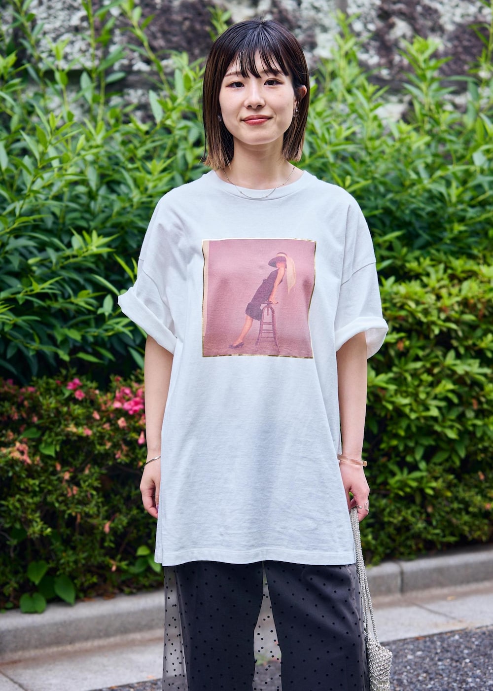 「audrey hepburn、audrey hepburn collection by jun、オードリー・ヘプバーン、オードリー・ヘプバーンコレクションバイジュン、Special2024、デザインTOPS、スカート、チュール、VINILO、バッグ、ブラック、グレー、シルバー、ホワイト、Tシャツ」｜「SALON adam et rope'の【VINILO（ヴィニーロ）】別注ビジューサンダル（サンダル、シルバー系）」を使った、michiruさん（レディース・156cm）の夏コーディネートの5枚目の写真