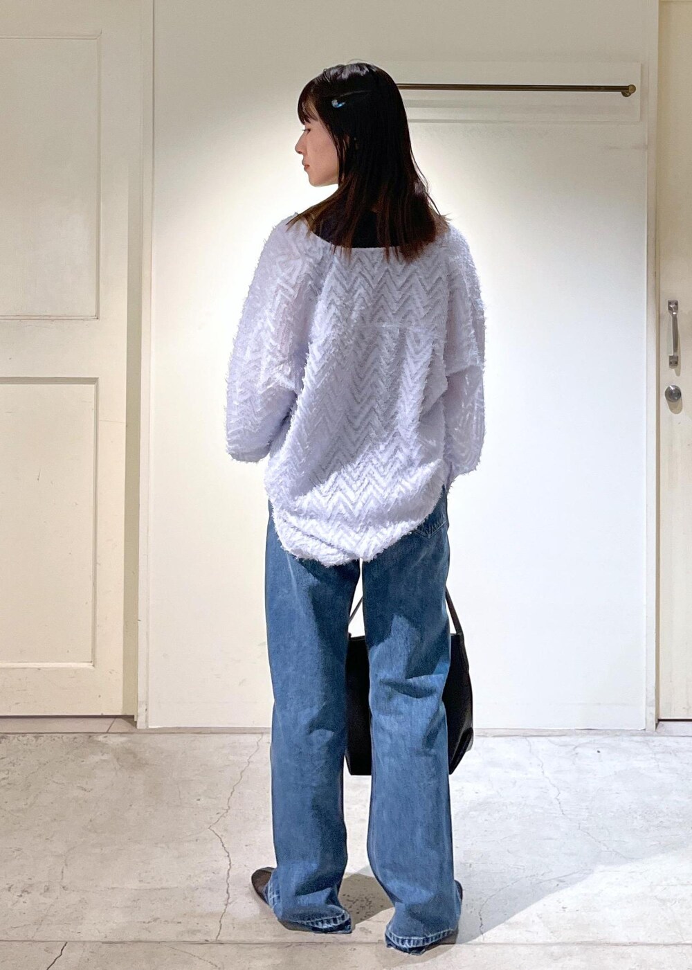 「モンターニュ、シャツ、Vネック、Hug Silk、ネイビー、デニム、REMME、トートバッグ、レザーバッグ、初春コーデ、春コーデ、デートコーデ、お出かけコーデ、旅行コーデ、推し活コーデ」|「REMMEの【REMME(レメ)】メッシュフラットシューズ(パンプス、ブラック系)」を使った、michiruさん(レディース・156cm)の春コーディネートの5枚目の写真