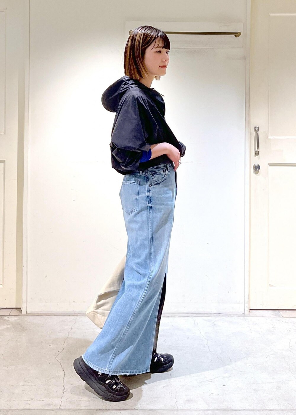 「Americana、ナイロンパーカー、シアー、RED CARD TOKYO、Cameron、デニムスカート、KEEN、WK450 SANDAL、BAGMATI、トートバッグ、ブラック、スカート、ブルー、デニム、サンダル」|「SALON adam et rope'のシアークルーネックロングスリーブTシャツ(Tシャツ/カットソー、ブルー系)」を使った、michiruさん(レディース・156cm)の春コーディネートの3枚目の写真