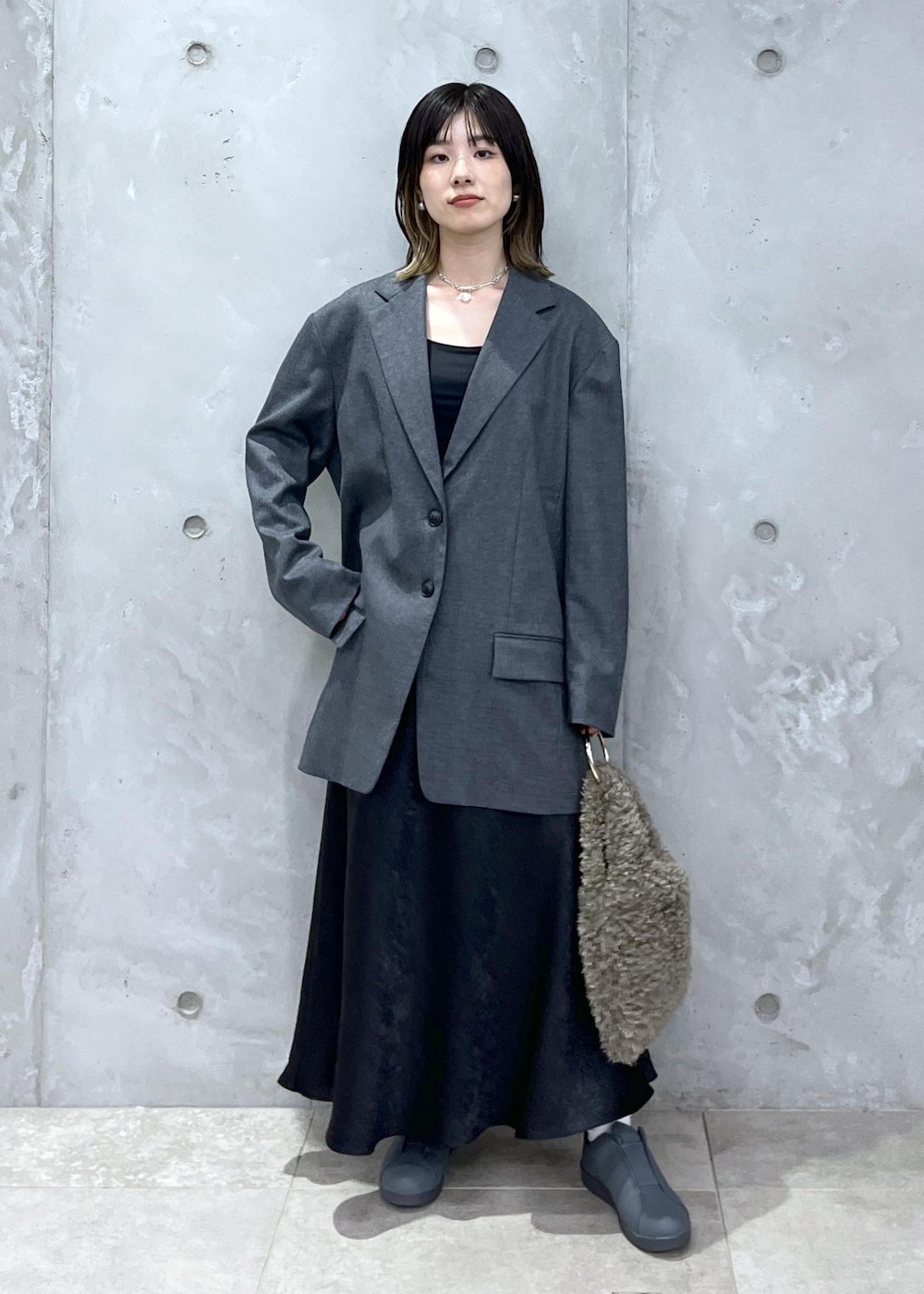 「フラノ、チャコール、サテン、シャイニー、helen Moore、ボア、ブラウン、スニーカー、ブラック、トートバッグ、ジャケット、オーバーサイズ、セットアップ、フレア、フレアスカート」｜「SALON adam et rope'のシャイニーサテンフレアスカート（スカート、ブラック系）」を使った、michiruさん（レディース・156cm）の秋コーディネートの4枚目の写真