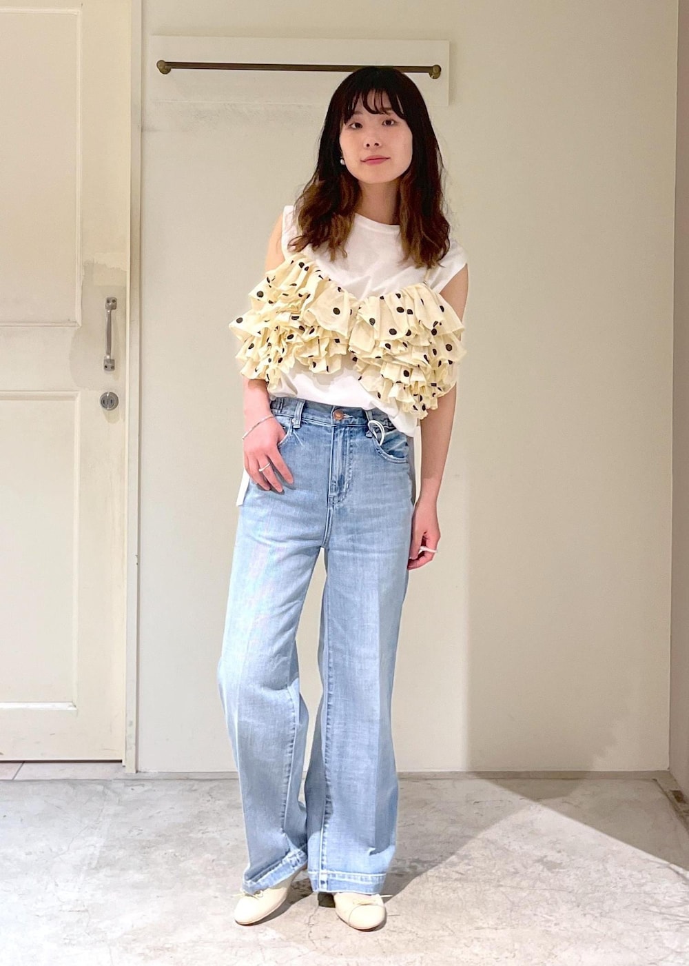 「プリマベール、RED CARD TOKYO for SALON、RED CARD TOKYO、デニム、easy SLOGAN、porselli、L.L.Bean for SALON、グロサリートート、マザーズバッグ、旅行バッグ、チャーム、2025JUNPRESS対象商品、crinkle crinkle crinkle、クリンクルクリンクルクリンクル、キャミソール」｜「SALON adam et rope'のプリマベールショルダータックノースリーブプルオーバー［UVケア・洗える］（Tシャツ/カットソー、ホワイト系）」を使った、michiruさん（レディース・156cm）の春コーディネートの6枚目の写真