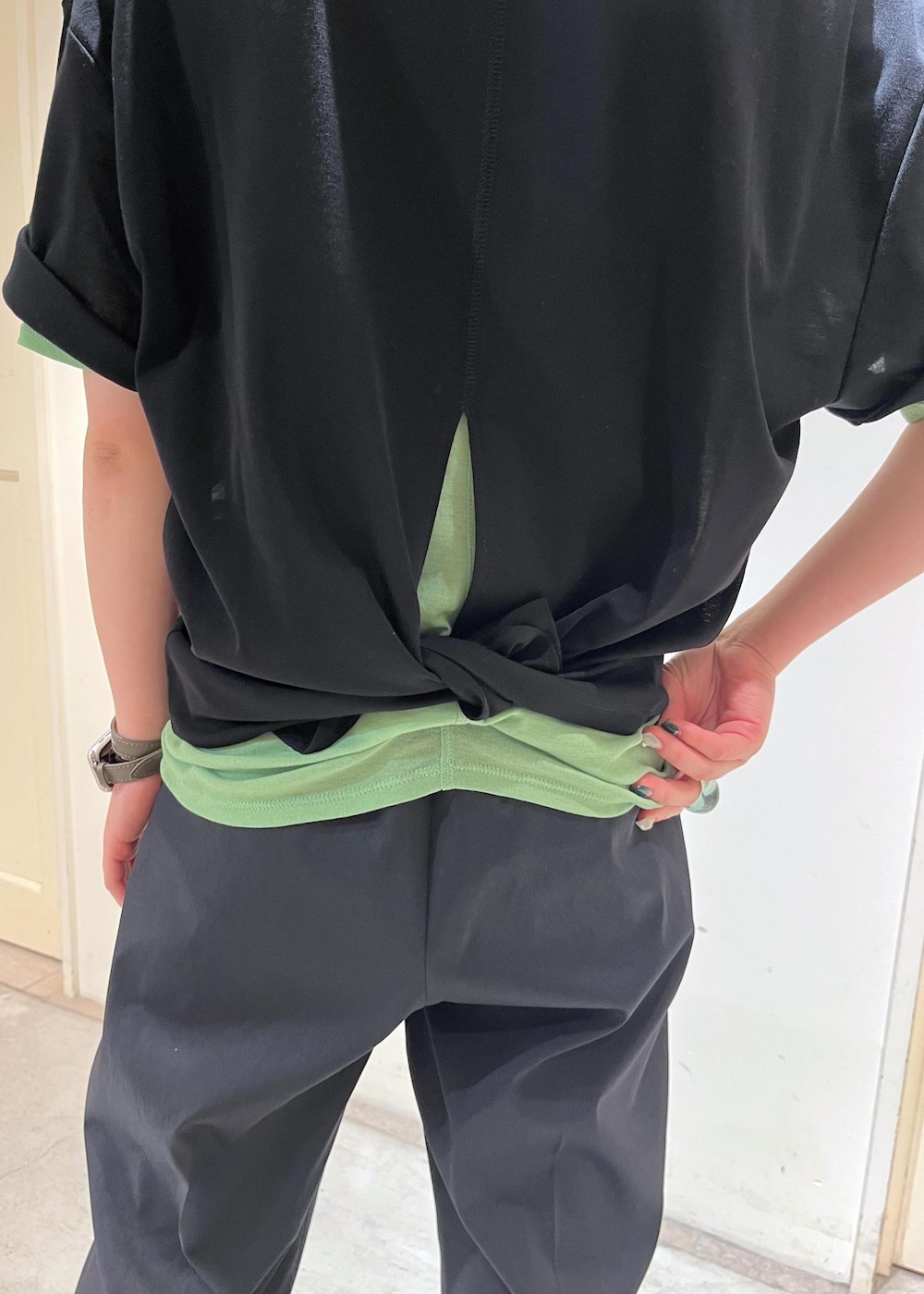 ブラック系のその他パンツ、ブラック系のTシャツ/カットソー、ブラック系のサンダルを着用したレディースの夏コーディネートの6枚目の写真
