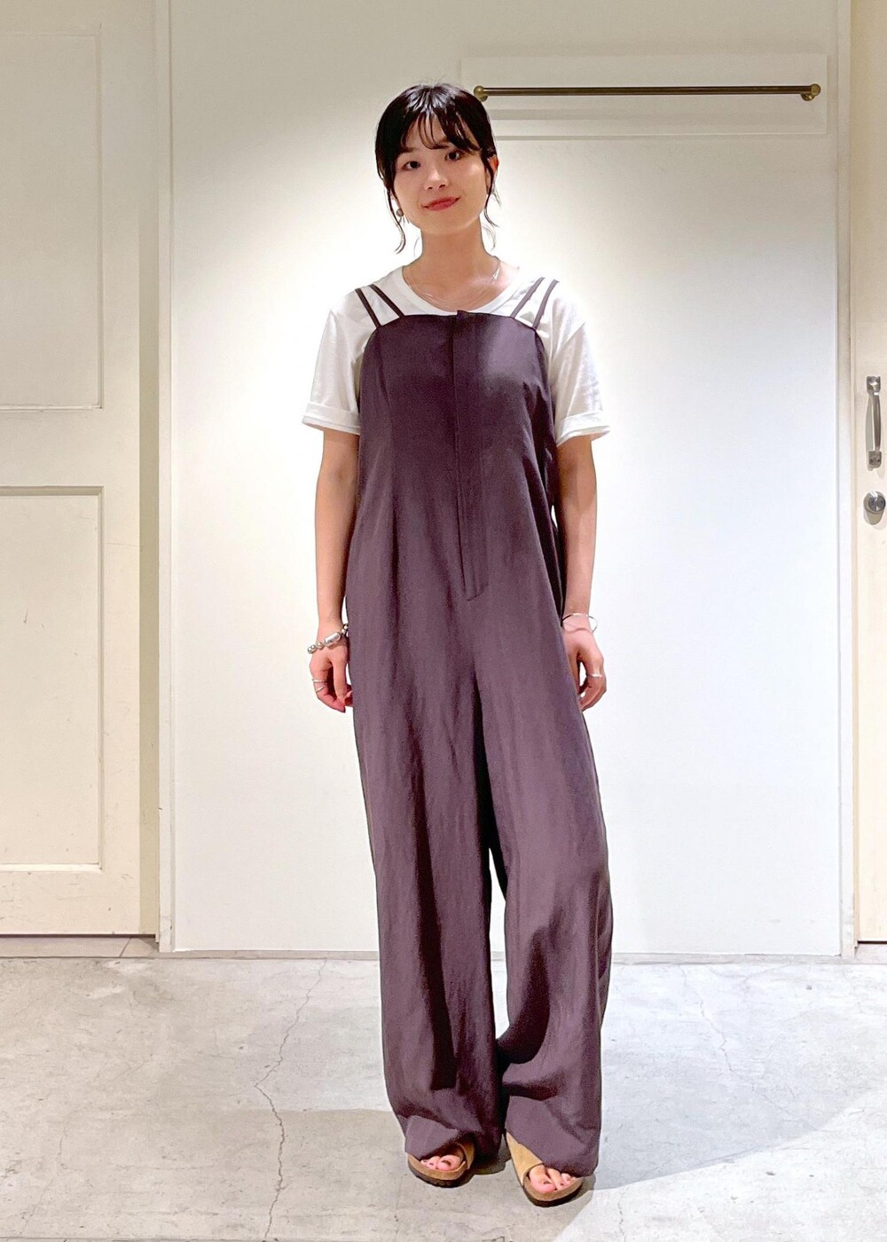 「SALE、チャコール、BIRKENSTOCK、Arizona VL Dotted、OUTDOOR PRODUCTS for SALON、OUTDOOR PRODUCTS、NativeSilverStreams、シルバー、ブラック、ホワイト、Tシャツ、オールインワン、ベージュ、初夏コーデ、夏コーデ」｜「SALON adam et rope'のダブルストラップキャミオールインワン【セットアップ対応】（つなぎ/オールインワン、グレー系）」を使った、michiruさん（レディース・156cm）の夏コーディネートの7枚目の写真