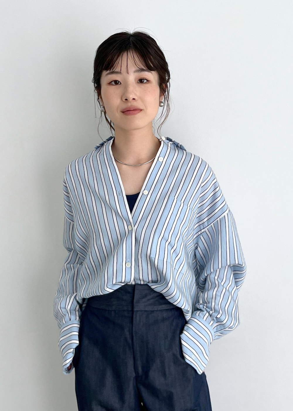 「オーバーシャツ、ストライプ、ブルー、Hug Silk、シルク、ネイビー、デニム、シルバー、レザー、初春コーデ、春コーデ、デートコーデ、お出かけコーデ、旅行コーデ、アウトドアコーデ」|「SALON adam et rope'のHug Silk ラウンドネックタンクトップ(タンクトップ、ブルー系)」を使った、michiruさん(レディース・156cm)の春コーディネートの7枚目の写真