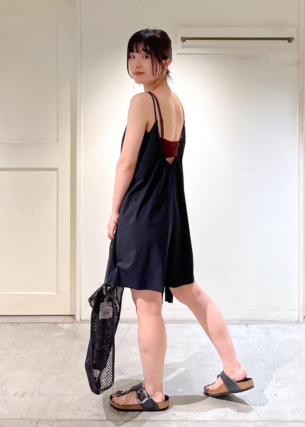 「夏コーデ、雨の日、雨の日コーデ、羽織もの、シアー、Water Side、ラッシュガード、オールインワン、Speedo、水着、BIRKENSTOCK、Gizeh Big Buckle LEOI、MESSYWEEKEND、サングラス、ブラック」｜「SALON adam et rope'のブライトシアーカーディガン【WEB限定カラー】（カーディガン/ボレロ、ブラック系）」を使った、michiruさん（レディース・156cm）の夏コーディネートの10枚目の写真