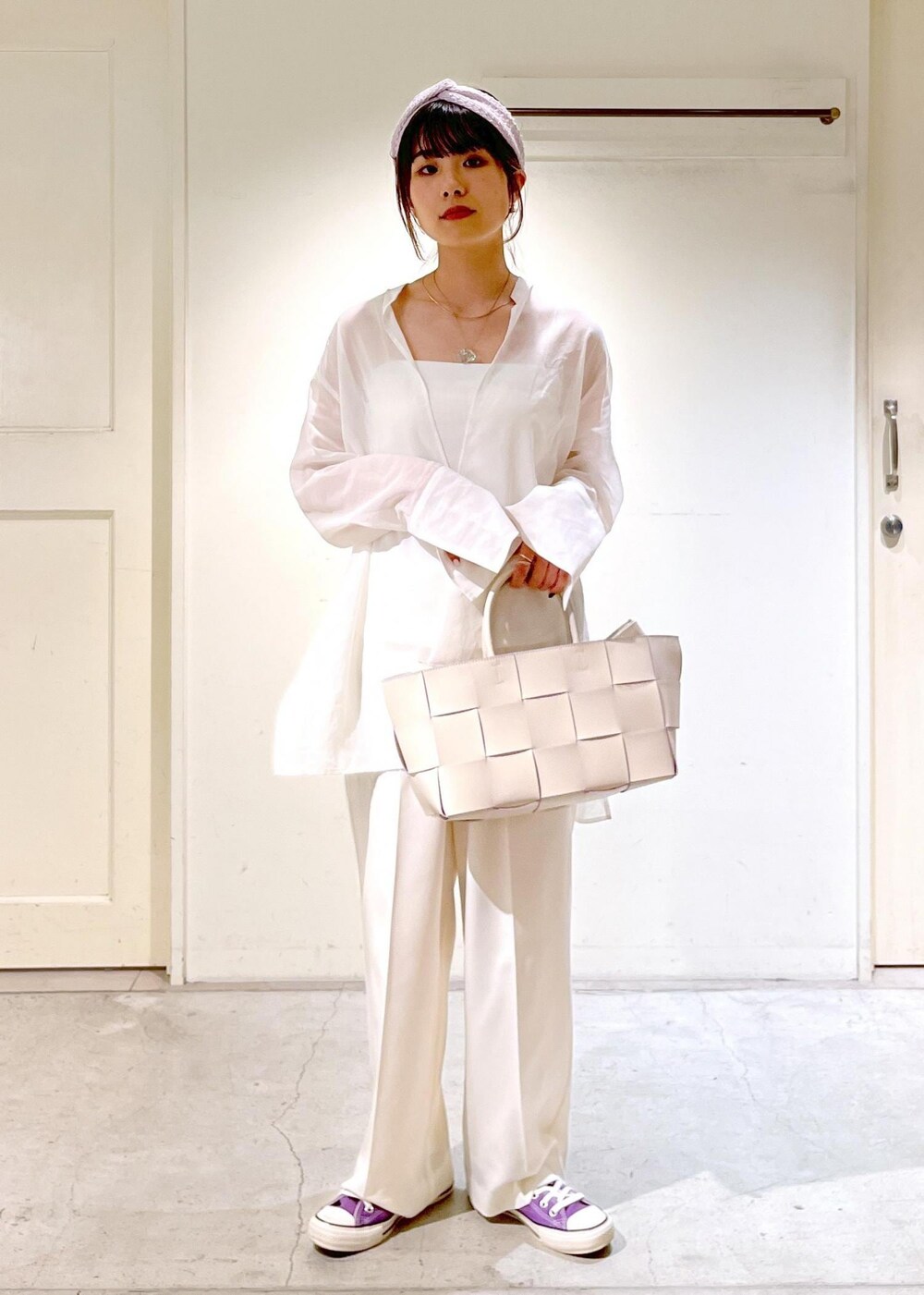 「オーガニックコットン、シャツ、ベアトップ、スラックス、トートバッグ、ハンドバッグ、フェイクレザー、KINAN、ヘアバンド、スニーカー、ホワイト、シアー、パンツ、センタープレス、ピンク」|「SALON adam et rope'のイントレチャートトートバッグ(トートバッグ、ホワイト系)」を使った、michiruさん(レディース・156cm)の冬コーディネートの6枚目の写真