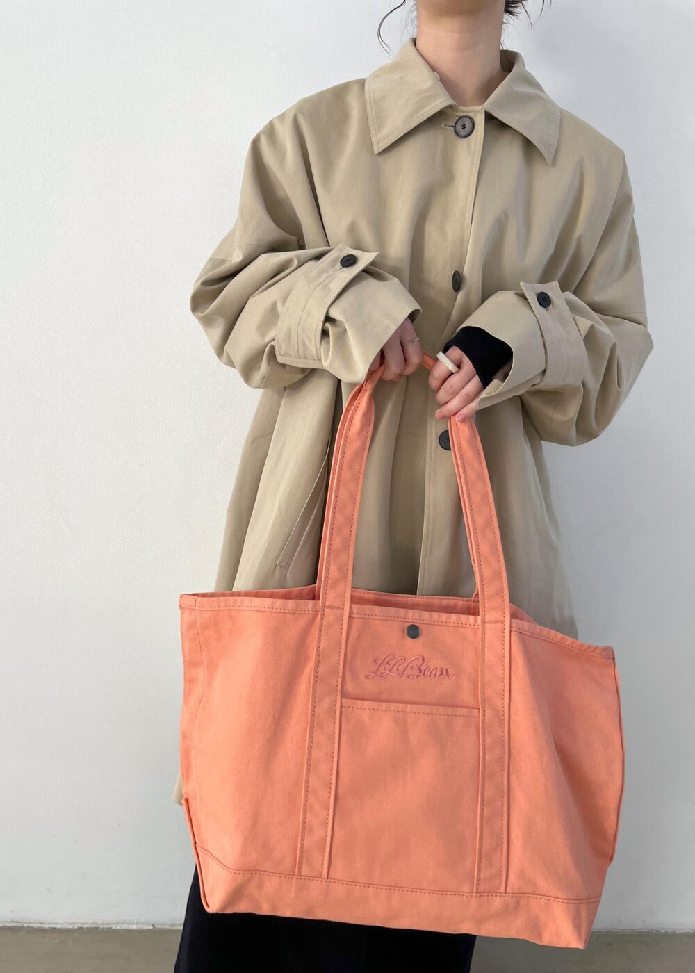 「コート、アウター、ステンカラー、テントシルエット、ベージュ、CreamyCotton、クリーミーコットン、ブラック、extreme cashmere、カシミヤ、チューブトップ、MARTINIANO、L.L.Bean for SALON、マザーズバッグ、ピンク」｜「SALON adam et rope'のポロワンピース-CreamyCotton /クリーミーコットン-（ワンピース、ブラック系）」を使った、michiruさん（レディース・156cm）の冬コーディネートの8枚目の写真