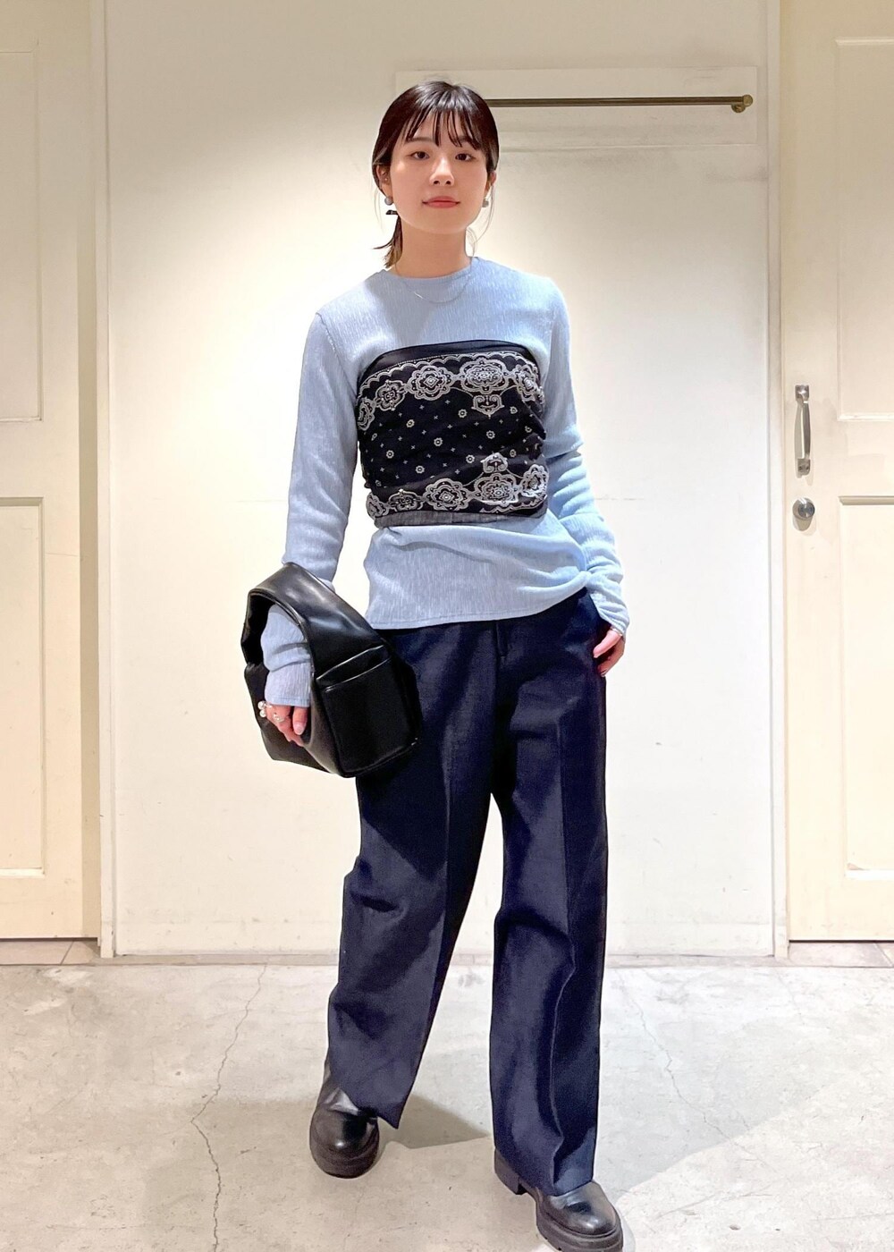 「Tシャツ、シアー、サックス、ハンドバッグ、ビスチェ、バンダナ、ブーツ、THROW、パンツ、デニム、ネイビー、ストレート、ブラック、サロンアダムエロペ、SALON adam et ropé」|「SALON adam et rope'のワンハンドルボックスミニバッグ(ハンドバッグ、ブラック系)」を使った、michiruさん(レディース・156cm)の冬コーディネートの5枚目の写真