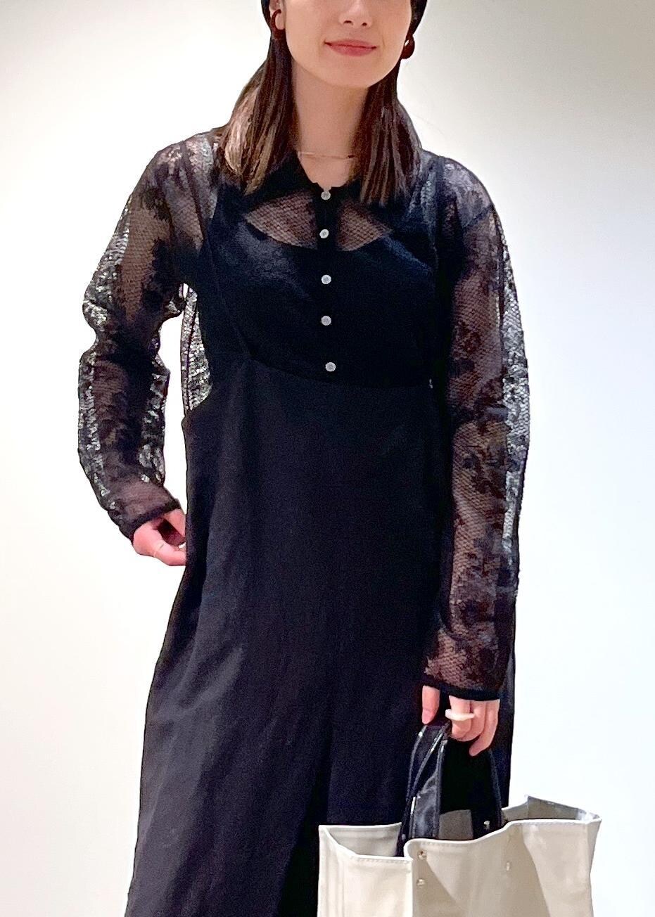 「シャツ、レース、シアー、モヘヤ、ブラック、サロペット、麻、レーヨン、La Maison de Lyllis、ウール、TEMBEA×Americana×SALON、グレー、初秋コーデ、秋コーデ、初冬コーデ」｜「AMERICANAの【Americana×TEMBEA×SALON】別注トートバッグ＆ポシェットセット（トートバッグ、グレー系）」を使った、michiruさん（レディース・156cm）の冬コーディネートの9枚目の写真
