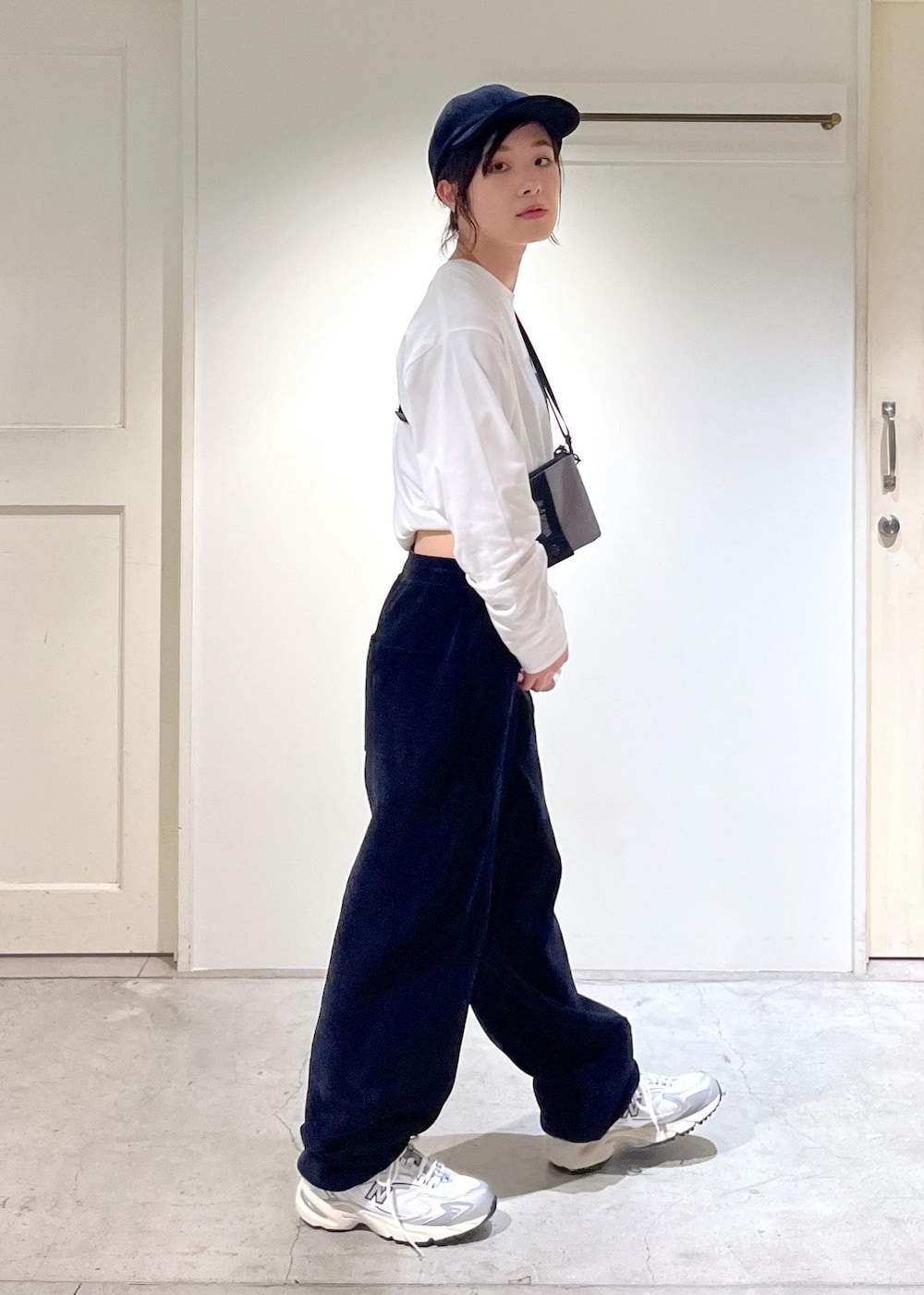 「新作、Yves Klein、CreamyCotton、New Balance、ML725、クリーミーコットン、KiU for SALON、KiU、ブラック、ホワイト、ポシェット、サコッシュ、長袖、Tシャツ、スウェット」｜「KiUの【KiU for SALON（キウ）】[撥水加工]別注エチケットポーチ/サコッシュ/クロスボディバッグ（ショルダーバッグ、グレー系）」を使った、michiruさん（レディース・156cm）の夏コーディネートの2枚目の写真