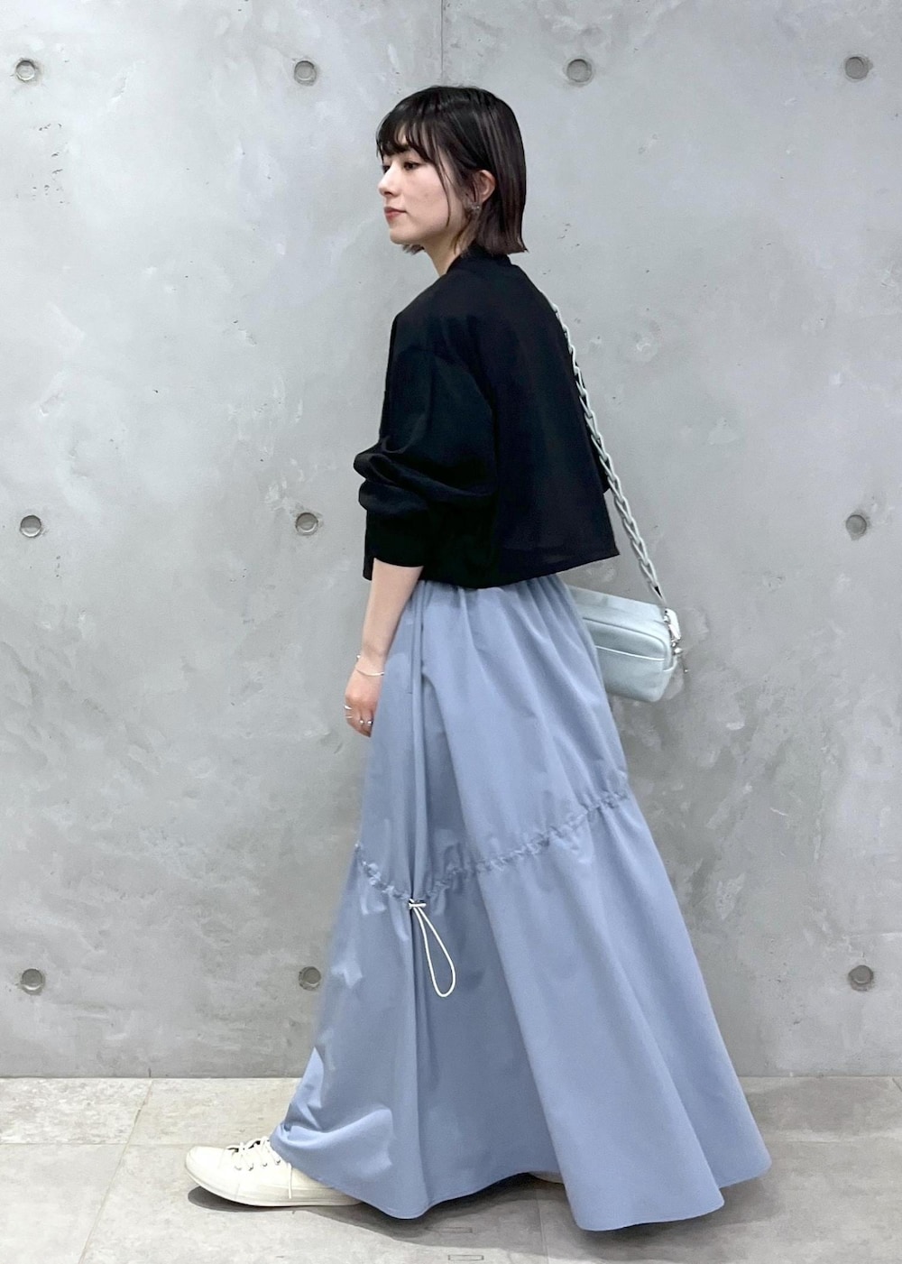 「シアー、ブルゾン、Tシャツ、ロゴ、アメリカーナ、シャーリングスカート、ZOZO限定、サックスブルー、ショルダーバッグ、フェイクレザー、スニーカー、ブラック、スカート、ブルー、ホワイト」｜「AMERICANAの【Americana（アメリカーナ）】ロゴプリントTシャツ（Tシャツ/カットソー、ホワイト系）」を使った、michiruさん（レディース・156cm）の春コーディネートの7枚目の写真