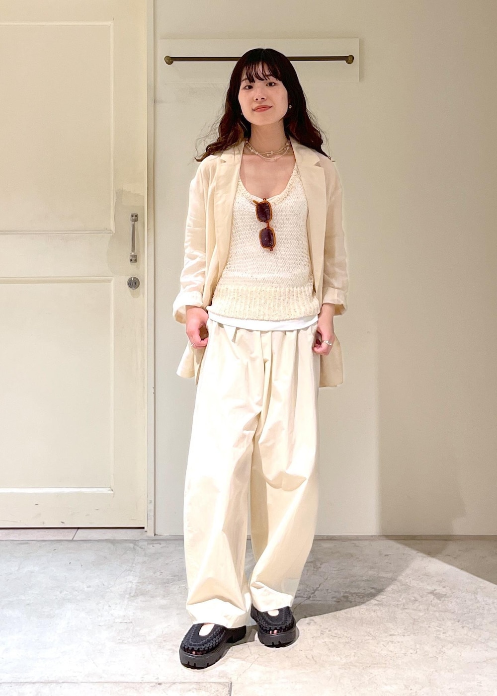 「羽織、プリマベール、ギマコットン、カーヴィーパンツ、KEEN、UNEEK PLT MARY JANE、メリージェーン、BRENTELLA、ショルダーバッグ、レザー、IZIPIZI、サングラス、春コーデ、初夏コーデ、夏コーデ」|「KEENの【KEEN(キーン)】UNEEK PLT MARY JANE / オールジェンダー ユニーク ピーエルティー メリージェーン(サンダル、ブラック系)」を使った、michiruさん(レディース・156cm)の春コーディネートの7枚目の写真