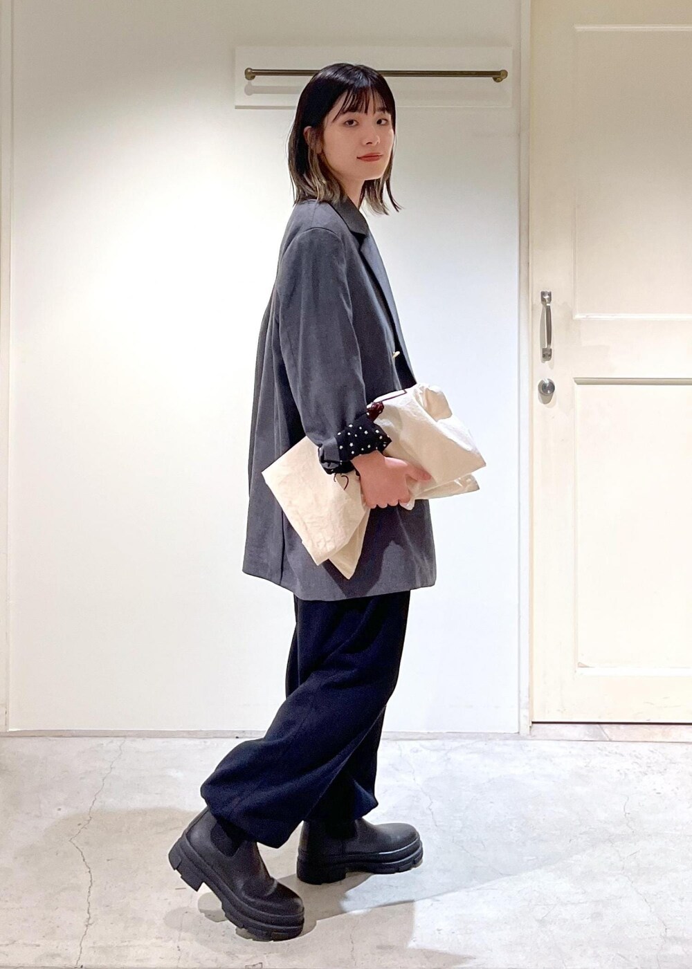 「新作、Americana for SALON、Americana、スウェット、トートバッグ、R&D.M.Co-OLDMAN'S TAILOR、グレー、ジャケット、オーバーサイズ、ダブルボタン、ブラック、レザー、厚底、初秋コーデ、秋コーデ」｜「AMERICANAの【Americana for SALON】別注メタルボタンダブルジャケット/ブレザー（テーラードジャケット、グレー系）」を使った、michiruさん（レディース・156cm）の秋コーディネートの4枚目の写真