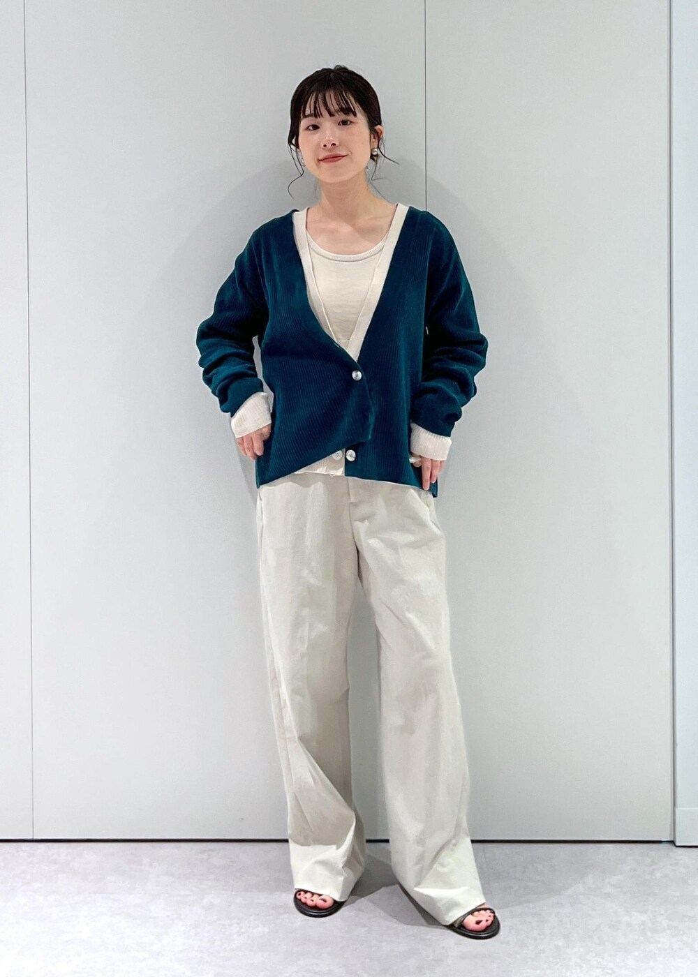 「CreamyCotton、クリーミーコットン、オーガニックコットン、Vネック、グリーン、ホワイト、ハイウエスト、BRENTELLA、ミュール、レザー、初春コーデ、春コーデ、初秋コーデ、秋コーデ、初冬コーデ」|「SALON adam et rope'のスプリットレザーミドルボストンバッグ(ボストンバッグ、ホワイト系)」を使った、michiruさん(レディース・156cm)の冬コーディネートの6枚目の写真