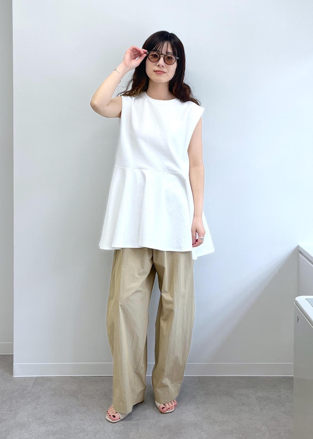 「プルオーバー、ペプラム、ノースリーブ、イージーパンツ、カーヴィーパンツ、ベージュ、初春コーデ、春コーデ、初夏コーデ、デートコーデ、お出かけコーデ、旅行コーデ、アウトドアコーデ、推し活コーデ、女子会コーデ」|「SALON adam et rope'のヒールトングサンダル(サンダル、グレー系)」を使った、michiruさん(レディース・156cm)の春コーディネートの9枚目の写真