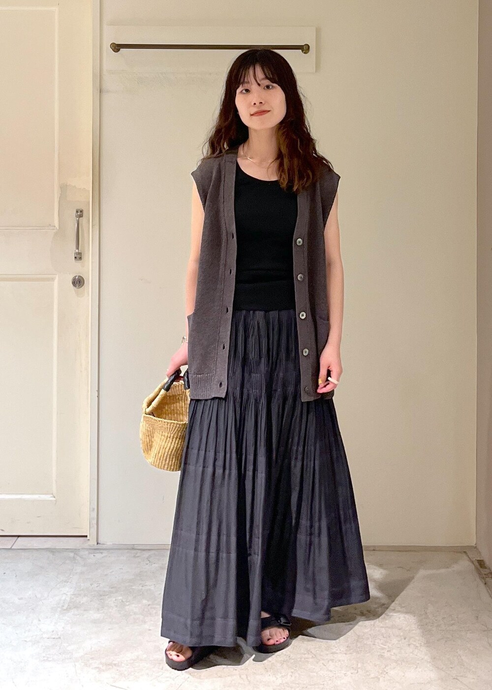 「ペーパーヤーン、和紙、チャコール、gicipi、TURCHESE、BIRKENSTOCK、Arizona Big Buckle EVA、African Square、カゴバッグ、初夏コーデ、夏コーデ、デートコーデ、お出かけコーデ、旅行コーデ、アウトドアコーデ」|「SALON adam et rope'の【African Square(アフリカンスクエアー)】ボルガ丸底ウェーブカゴ小(トートバッグ、ホワイト系)」を使った、michiruさん(レディース・156cm)の夏コーディネートの3枚目の写真