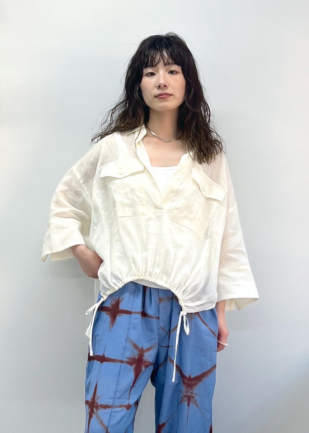 「ホワイト、プリマベール、イージーパンツ、タイダイ染め、L.L.Bean for SALON、L.L.Bean、グロサリートート、初夏コーデ、夏コーデ、デートコーデ、お出かけコーデ、旅行コーデ、アウトドアコーデ、推し活コーデ、女子会コーデ」｜「SALON adam et rope'のナローストラップサンダル（サンダル、その他）」を使った、michiruさん（レディース・156cm）の春コーディネートの10枚目の写真