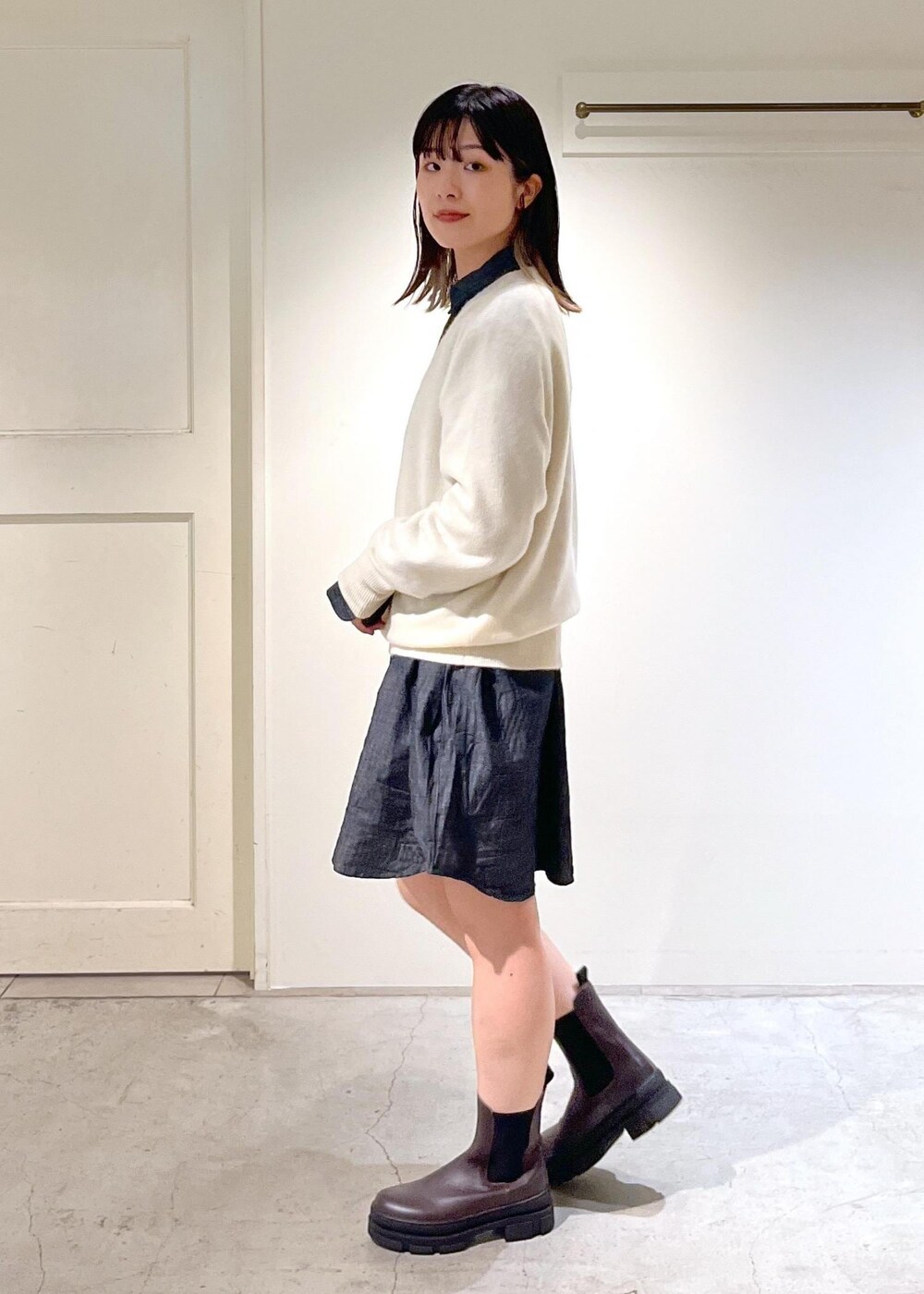 「カシミヤ、ニット、プルオーバー、ホワイト、Ｖネック、INDIVIDUALIZED SHIRTS for SALON、シャツ、オーバーシャツ、デニムシャツ、ブラック、REMME、チェルシーブーツ、ダークブラウン、レザー、秋コーデ」｜「SALON adam et rope'の【雑誌掲載】【追加】レザーボックスショルダーバッグ/クロスボディバッグ（ショルダーバッグ、ブラウン系）」を使った、michiruさん（レディース・156cm）の秋コーディネートの5枚目の写真
