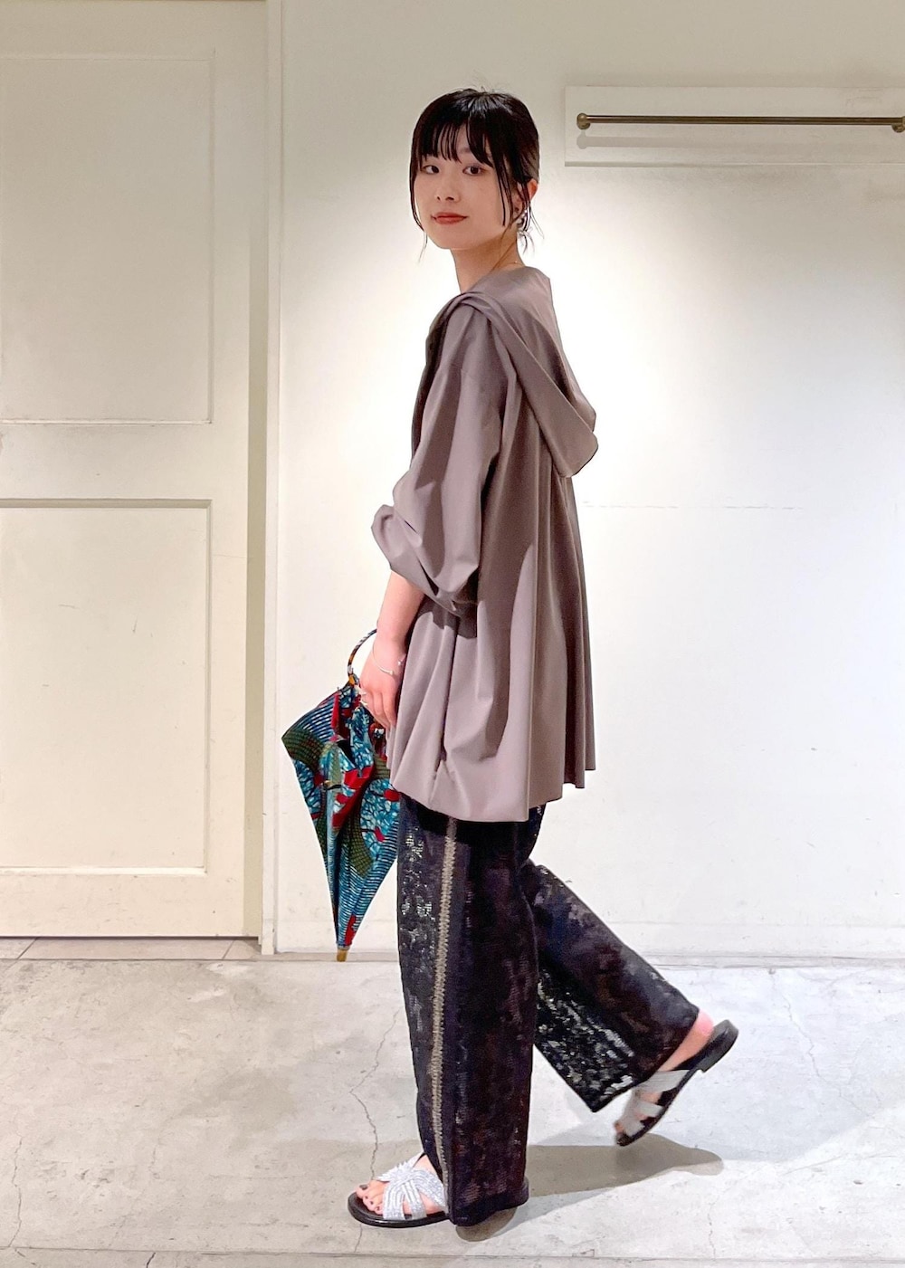 「夏コーデ、雨の日コーデ、雨の日、Water Side、UVカット、ラッシュガード、ベージュ、KINAN、タンクトップ、レース、VINILO、シルバー、bonbonstore、日傘、シアー」|「SALON adam et rope'の【VINILO(ヴィニーロ)】別注ラメフラットサンダル(サンダル、シルバー系)」を使った、michiruさん(レディース・156cm)の夏コーディネートの4枚目の写真