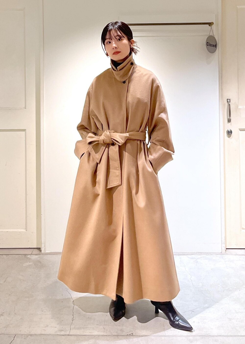 「PURE CASHMERE、カシミヤ、ロングコート、アウター、オーバーサイズ、ベージュ、Smile Cotton、スマイルコットン、タートルネック、Tシャツ、インナー、ブラック、helen Moore、ファーバッグ、ミニバッグ」｜「HELEN MOOREの【helen Moore】Detachable Gold（ハンドバッグ、ブラウン系）」を使った、michiruさん（レディース・156cm）の秋コーディネートの6枚目の写真