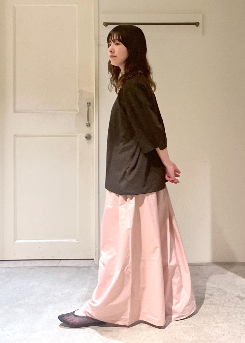 「Baserange、PIN TEE SHIRT、オーバーサイズ、ブラウン、CABLE PANTS、REMME、Morphee、春コーデ、初夏コーデ、夏コーデ、デートコーデ、お出かけコーデ、旅行コーデ、アウトドアコーデ、推し活コーデ」｜「REMMEの【REMME(レメ)】メッシュフラットシューズ（パンプス、ブラック系）」を使った、michiruさん（レディース・156cm）の春コーディネートの7枚目の写真