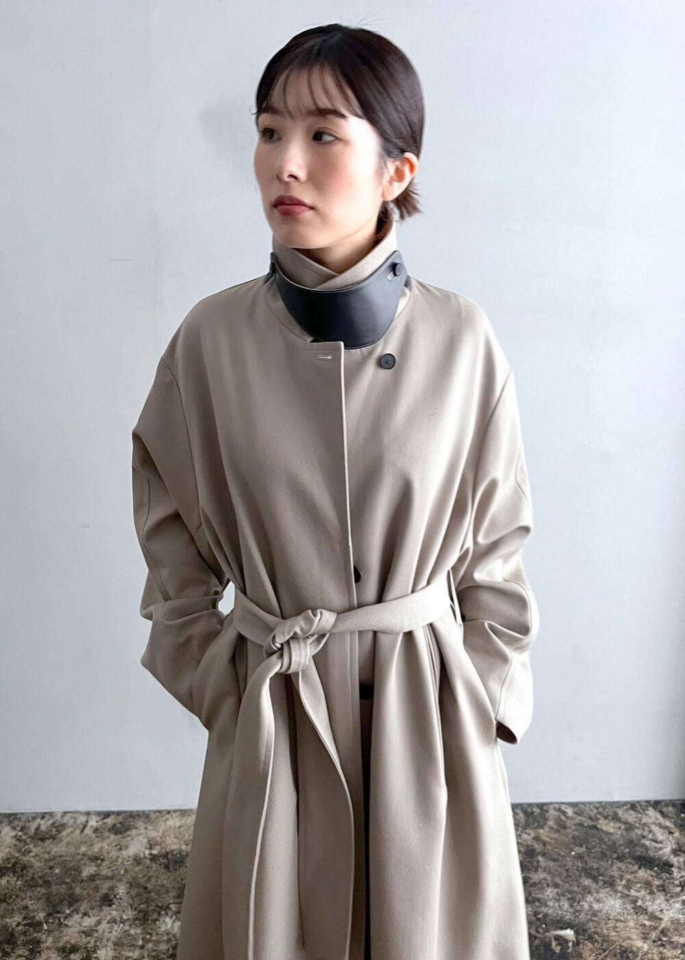 「新作、VISTO WOOL GABA、アウター、GENTLE SILK、Tシャツ、プルオーバー、NIPPON CULTURE、クラウドレース、MARTINIANO、ショートブーツ、ベージュ、ロング、コート、スタンドカラー、ブラック」｜「SALON adam et rope'の[24AW]GENTLE SILK ラウンドヘムTシャツ【セットアップ対応】（シャツ/ブラウス、グレー系）」を使った、michiruさん（レディース・156cm）の秋コーディネートの5枚目の写真