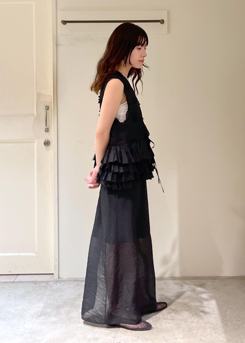 「crinkle crinkle crinkle、ベスト、ジレ、タイトスカート、REMME、Brady、ELY、ミニバッグ、ERICKA NICOLAS BEGAY、シルバー925、フリルベスト、初夏コーデ、夏コーデ、デートコーデ、お出かけコーデ」｜「REMMEの【REMME(レメ)】メッシュフラットシューズ（パンプス、ブラック系）」を使った、michiruさん（レディース・156cm）の春コーディネートの5枚目の写真