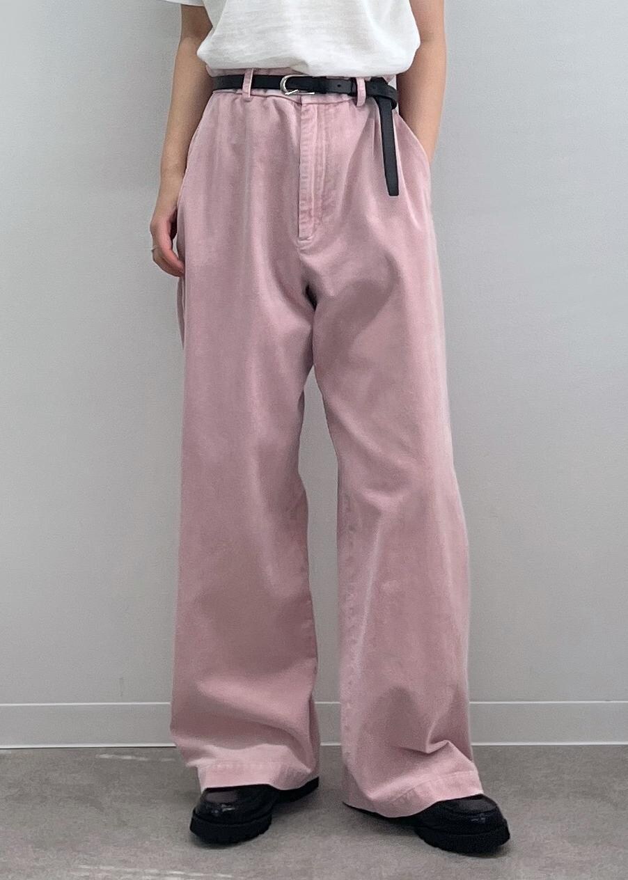 ホワイト系のTシャツ/カットソー、ブラック系のローファー、ピンク系のシャツ/ブラウスを着用したレディースの夏コーディネートの8枚目の写真