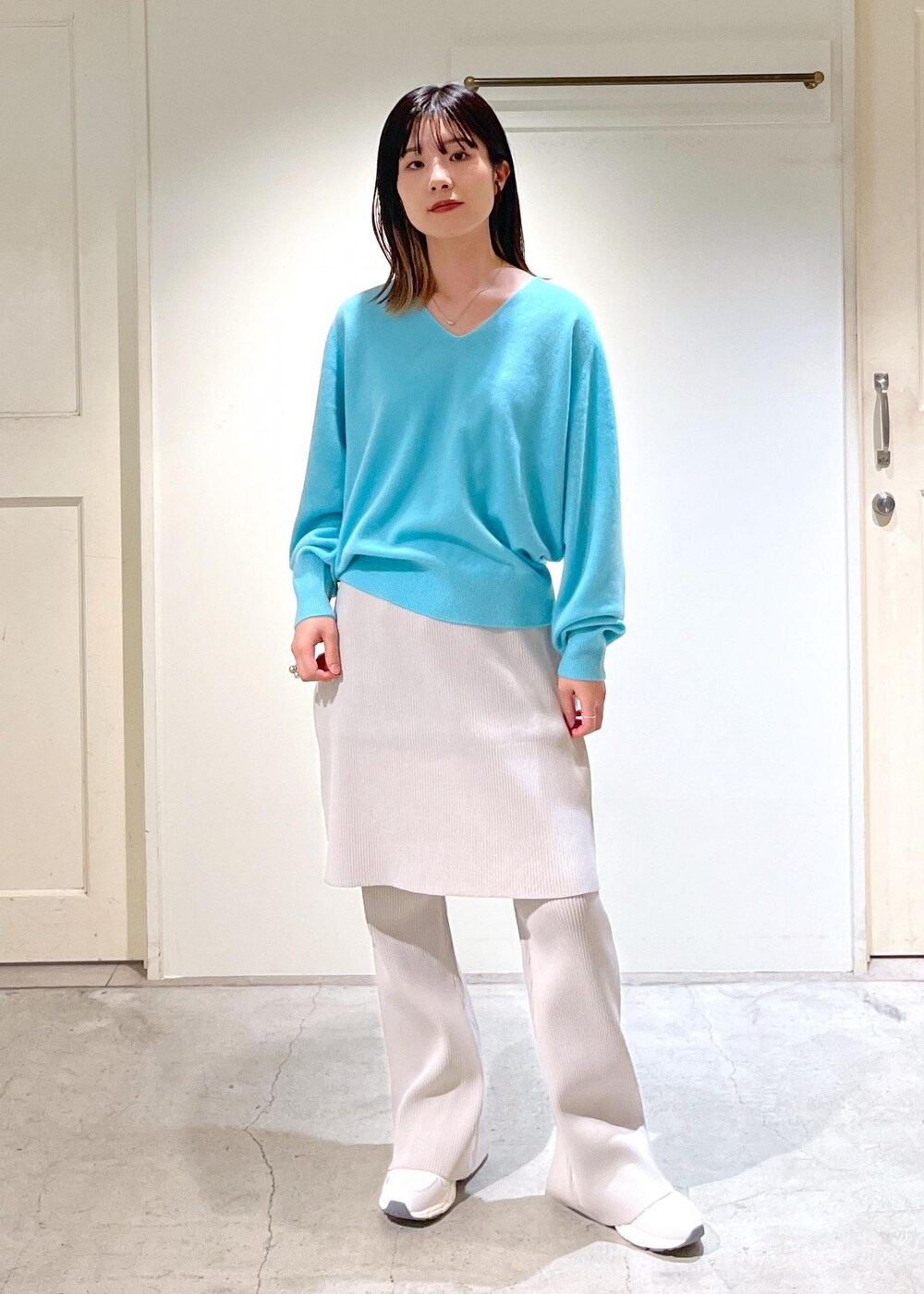 「カシミヤ、ニット、プルオーバー、Ｖネック、サックス、リブ、パンツ、レギンス、ライトグレー、MOONSTAR、810s、ホワイト、TRASDEN、レザー、秋コーデ」｜「SALON adam et rope'の【追加】レザーボックスショルダーバッグ（ショルダーバッグ、グレー系）」を使った、michiruさん（レディース・156cm）の秋コーディネートの5枚目の写真