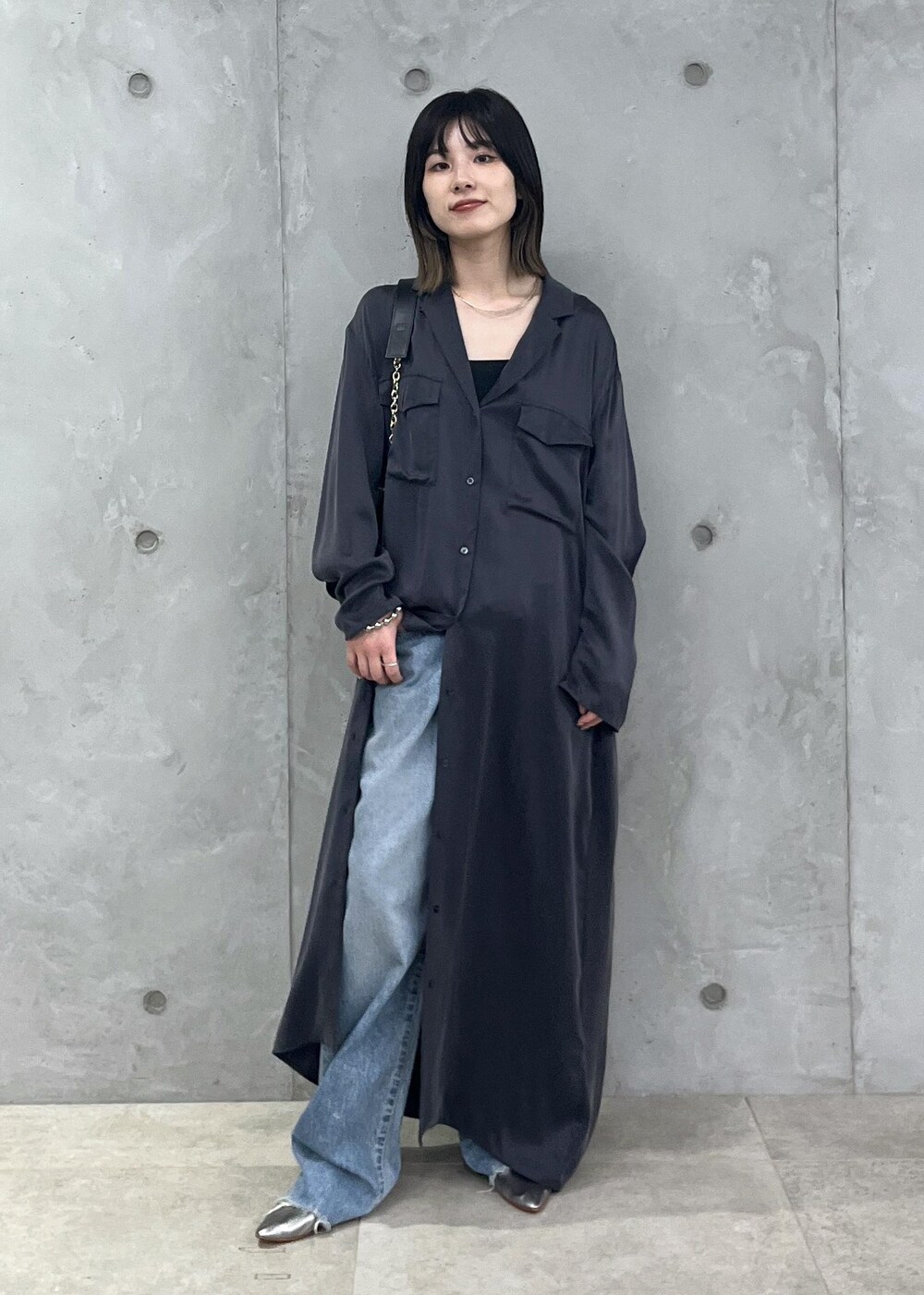 「新作、ファー、ジレ、GENTLE SILK、チャコール、KURO for SALON、KURO、デニム、ブルー、MARTINIANO、シルバー、チェーンバッグ、クラッチバッグ、グレー、ブラック」|「SALON adam et rope'の【2WAY】レザースクエアチェーンクラッチショルダーバッグ(ショルダーバッグ、ブラック系)」を使った、michiruさん(レディース・156cm)の夏コーディネートの9枚目の写真