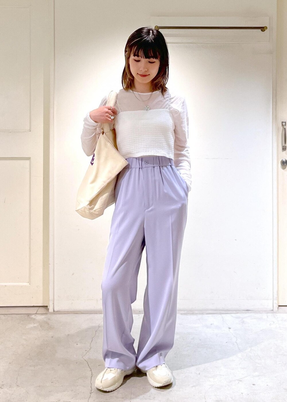 ホワイト系のスニーカー、ホワイト系のチューブトップ、ホワイト系のTシャツ/カットソーを着用したレディースの春コーディネートの5枚目の写真