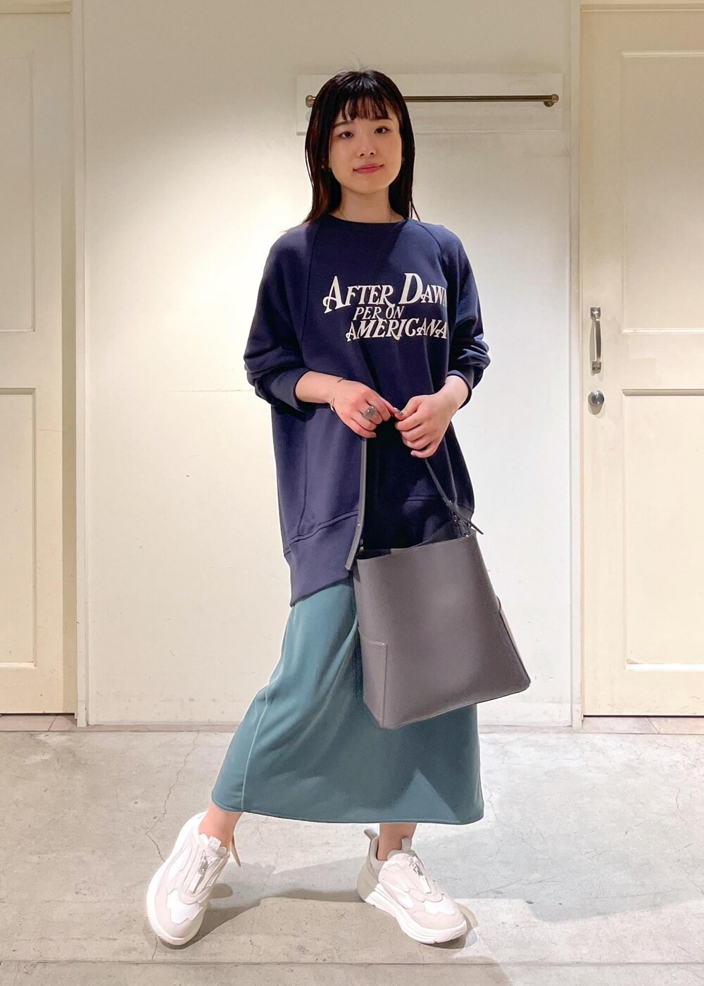 「23AW秋の新作、骨格ウェーブ、ブルベ、低身長、Americana for SALON、Americana、アメリカーナ、チャコール、スウェット、別注、ベロア、グリーン、UGG、アグ、サロンアダムエロペ」｜「SALON adam et rope'の【セットアップ対応・洗える】ベロアロングスリットタイトスカート（スカート、グリーン系）」を使った、michiruさん（レディース・156cm）の夏コーディネートの4枚目の写真