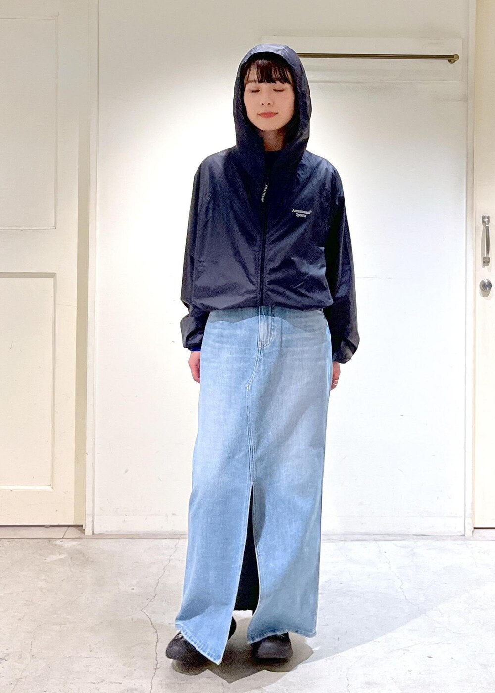 「Americana、ナイロンパーカー、シアー、RED CARD TOKYO、Cameron、デニムスカート、KEEN、WK450 SANDAL、BAGMATI、トートバッグ、ブラック、スカート、ブルー、デニム、サンダル」|「SALON adam et rope'のシアークルーネックロングスリーブTシャツ(Tシャツ/カットソー、ブルー系)」を使った、michiruさん(レディース・156cm)の春コーディネートの6枚目の写真
