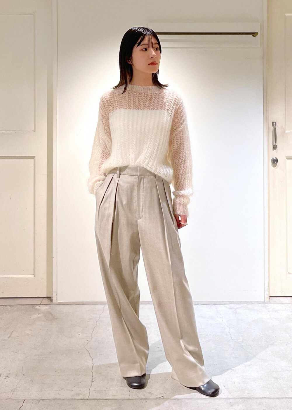 「BATONER、バトナー、モヘヤ、ニット、プルオーバー、ホワイト、ワイドパンツ、ベージュ、ウール、TEMBEA×Americana×SALON、グレー、初秋コーデ、秋コーデ、初冬コーデ、冬コーデ」｜「AMERICANAの【Americana×TEMBEA×SALON】別注トートバッグ＆ポシェットセット（トートバッグ、グレー系）」を使った、michiruさん（レディース・156cm）の秋コーディネートの5枚目の写真