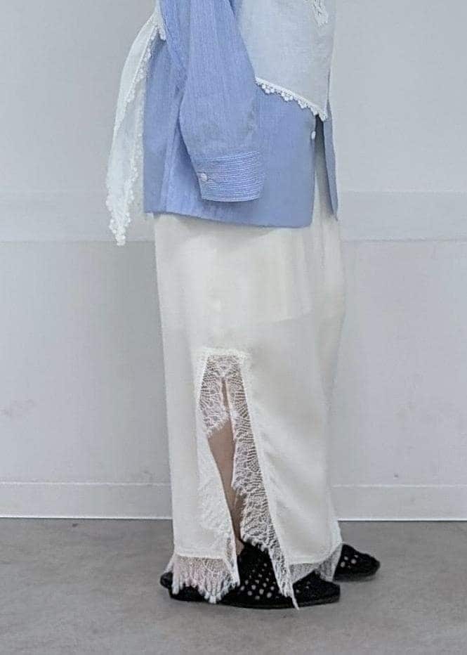 ホワイト系のスカート、ホワイト系のキャミソール、ブルー系のその他アウターを着用したレディースの冬コーディネートの9枚目の写真