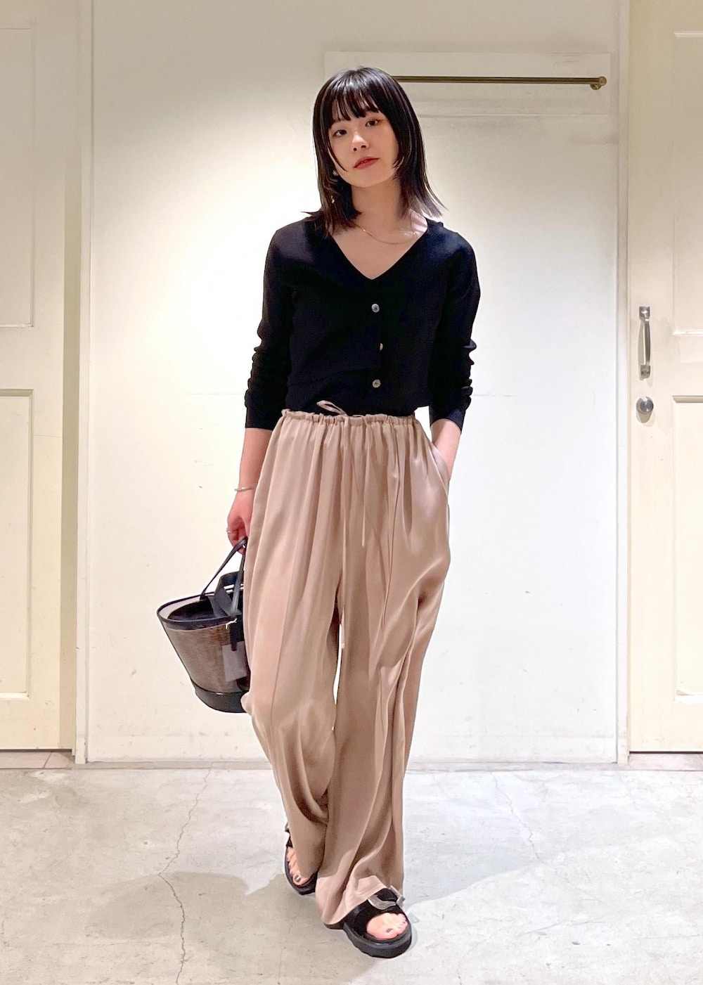 「24SS春の新作、ウォッシャブルシルク、キャミソール、GENTLE SILK、ジェントルシルク、イージーパンツ、ピンクベージュ、MOHI、クリアバッグ、3way、BAGMATI、バグマティ、ハンドバッグ、カゴバッグ、ブラック」｜「SALON adam et rope'のウォッシャブルシルクイージーパンツ【セットアップ対応】（その他パンツ、イエロー系）」を使った、michiruさん（レディース・156cm）の冬コーディネートの3枚目の写真