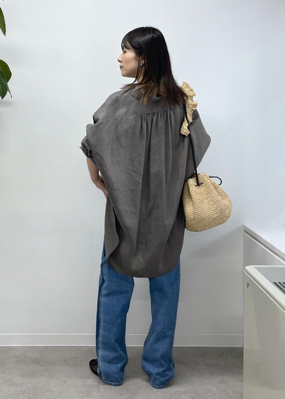 「GENTLE LINEN、シャツ、オーバーサイズ、リネン、グレー、アメリカンスリーブ、ベージュ、KURO for SALON、KURO、OPTIMA、デニム、ブルー、REMME、フラットシューズ、メッシュ」|「REMMEの【REMME(レメ)】メッシュフラットシューズ(パンプス、ブラック系)」を使った、michiruさん(レディース・156cm)の冬コーディネートの4枚目の写真
