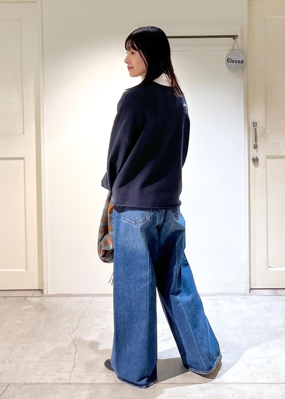 「Americana、スウェット、クロップド丈、プルオーバー、ロゴ、ネイビー、smile cotton、ハイネック、Tシャツ、ホワイト、インナー、デニム、バギーパンツ、ショートブーツ、REMME」｜「AULENTTIの【AULENTTI（オーレンティ）】DOLLAROボストンバッグ（ボストンバッグ、ブラック系）」を使った、michiruさん（レディース・156cm）の冬コーディネートの6枚目の写真