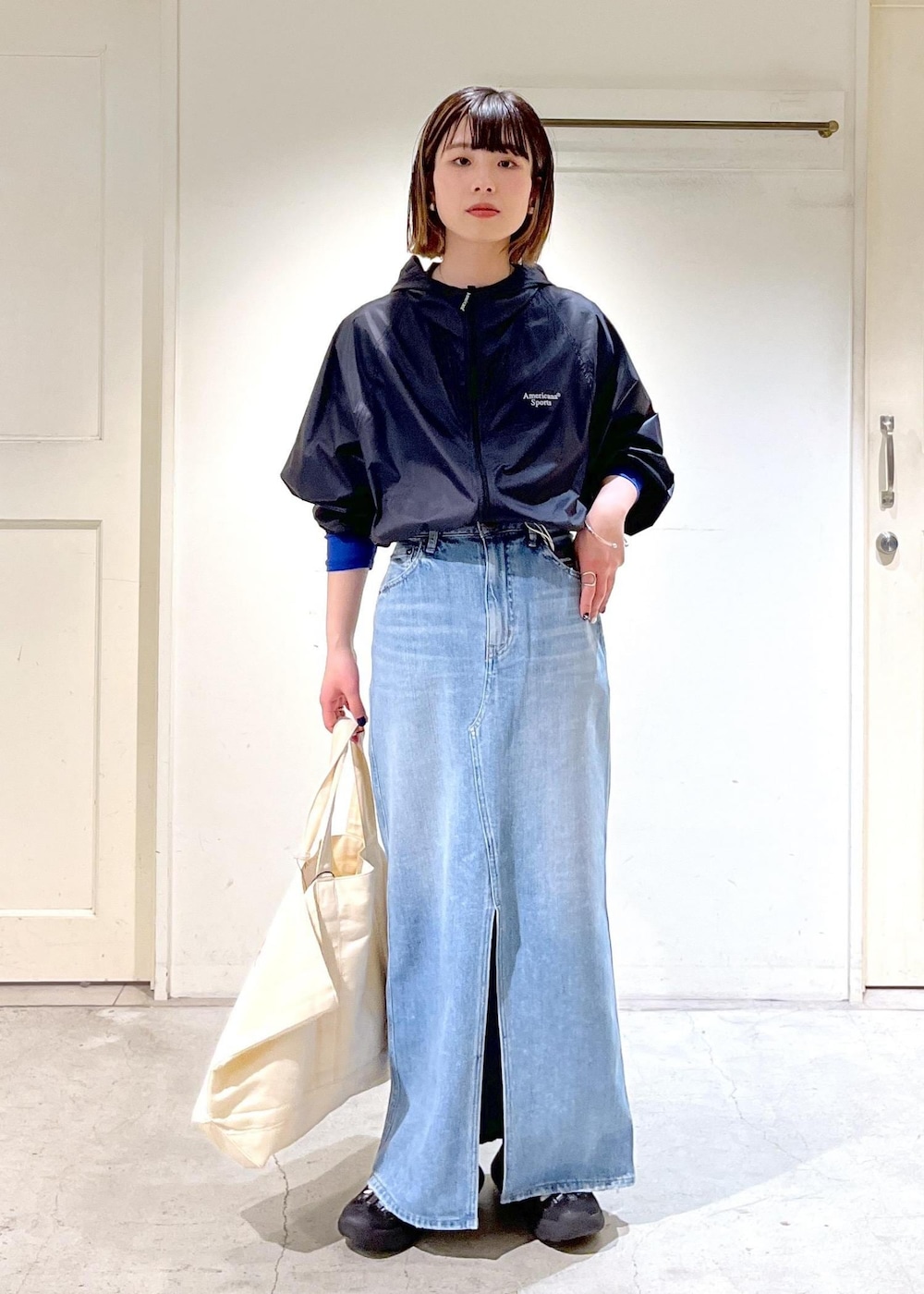 「Americana、ナイロンパーカー、シアー、RED CARD TOKYO、Cameron、デニムスカート、KEEN、WK450 SANDAL、BAGMATI、トートバッグ、ブラック、スカート、ブルー、デニム、サンダル」|「SALON adam et rope'のシアークルーネックロングスリーブTシャツ(Tシャツ/カットソー、ブルー系)」を使った、michiruさん(レディース・156cm)の春コーディネートの2枚目の写真