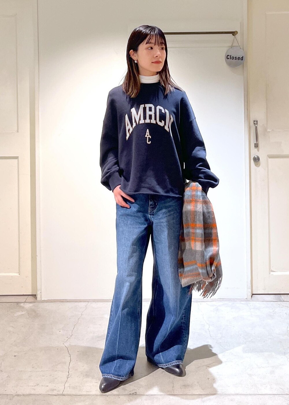 「Americana、スウェット、クロップド丈、プルオーバー、ロゴ、ネイビー、smile cotton、ハイネック、Tシャツ、ホワイト、インナー、デニム、バギーパンツ、ショートブーツ、REMME」｜「AULENTTIの【AULENTTI（オーレンティ）】DOLLAROボストンバッグ（ボストンバッグ、ブラック系）」を使った、michiruさん（レディース・156cm）の冬コーディネートの5枚目の写真