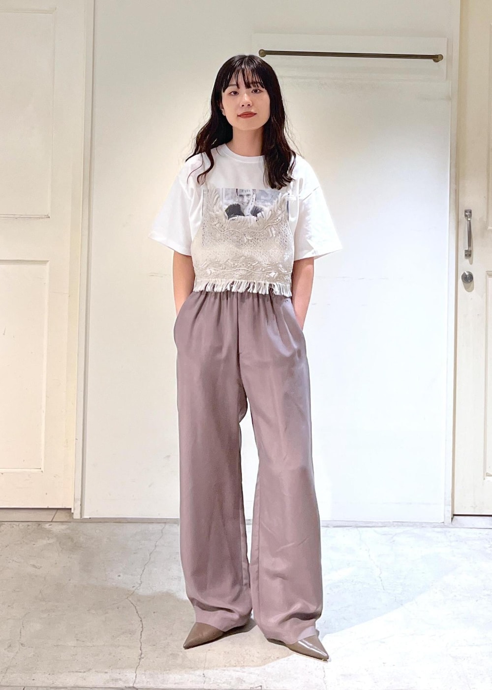 グレー系のキャミソール、ホワイト系のTシャツ/カットソー、ブラウン系のその他パンツを着用したレディースの秋コーディネートの6枚目の写真